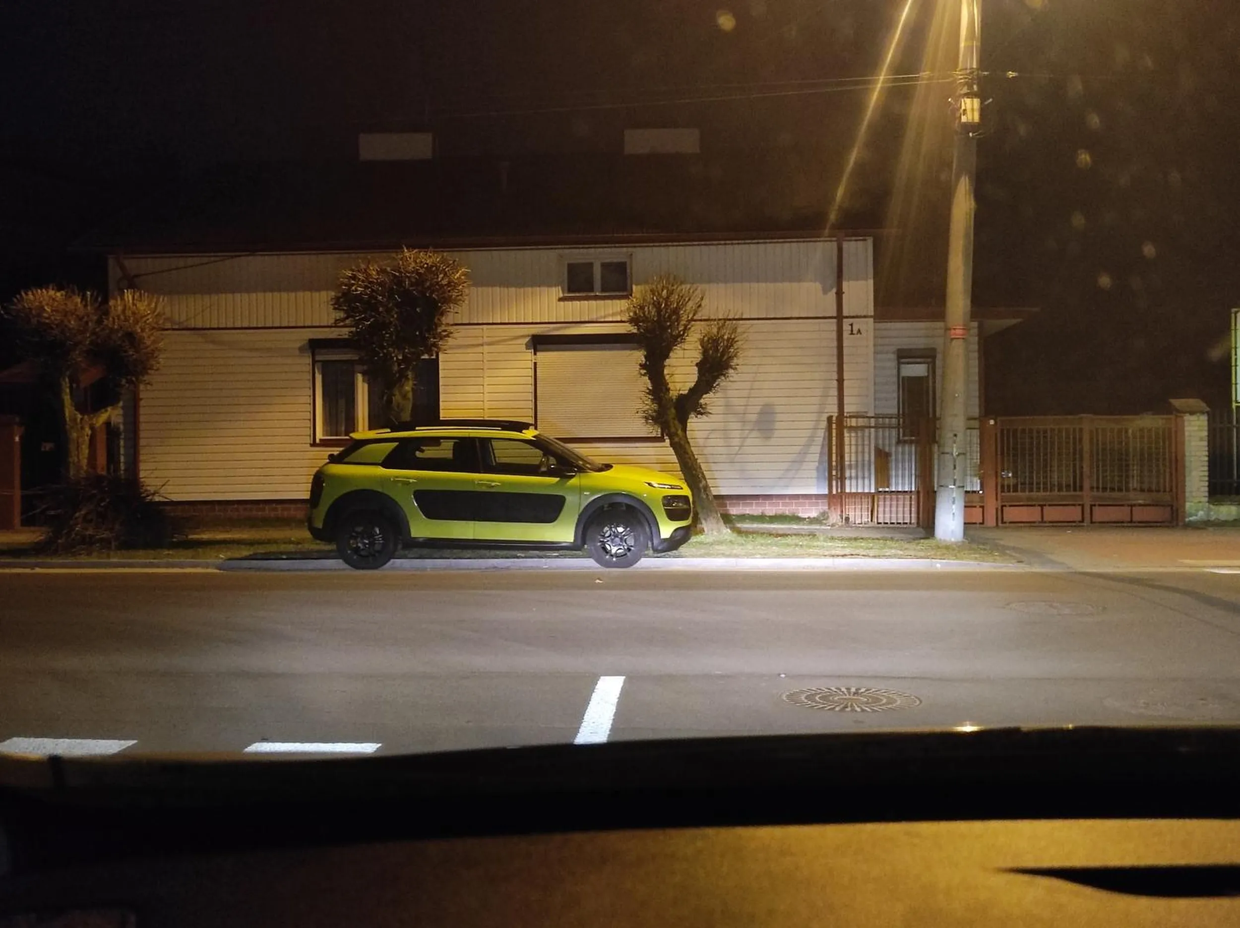 Parkowanie dosłownie na skrzyżowaniu i to nie pierwszy raz kierowcy tego samochodu zdarzyło się w tym miejscu. Poddębice, ul. Północna.