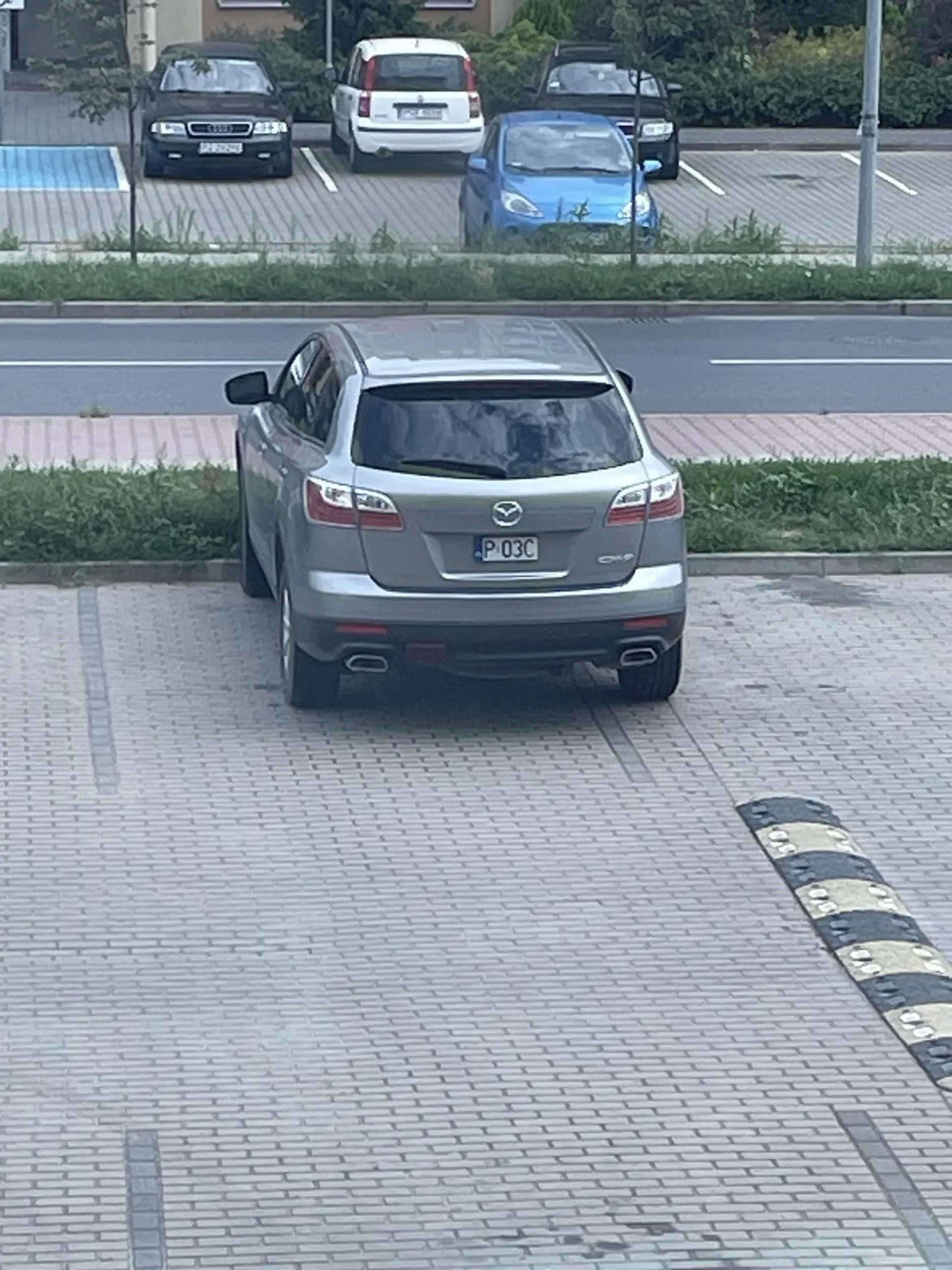 Strach parkować pod blokiem gdy ktoś tak kiepsko trafia między linie