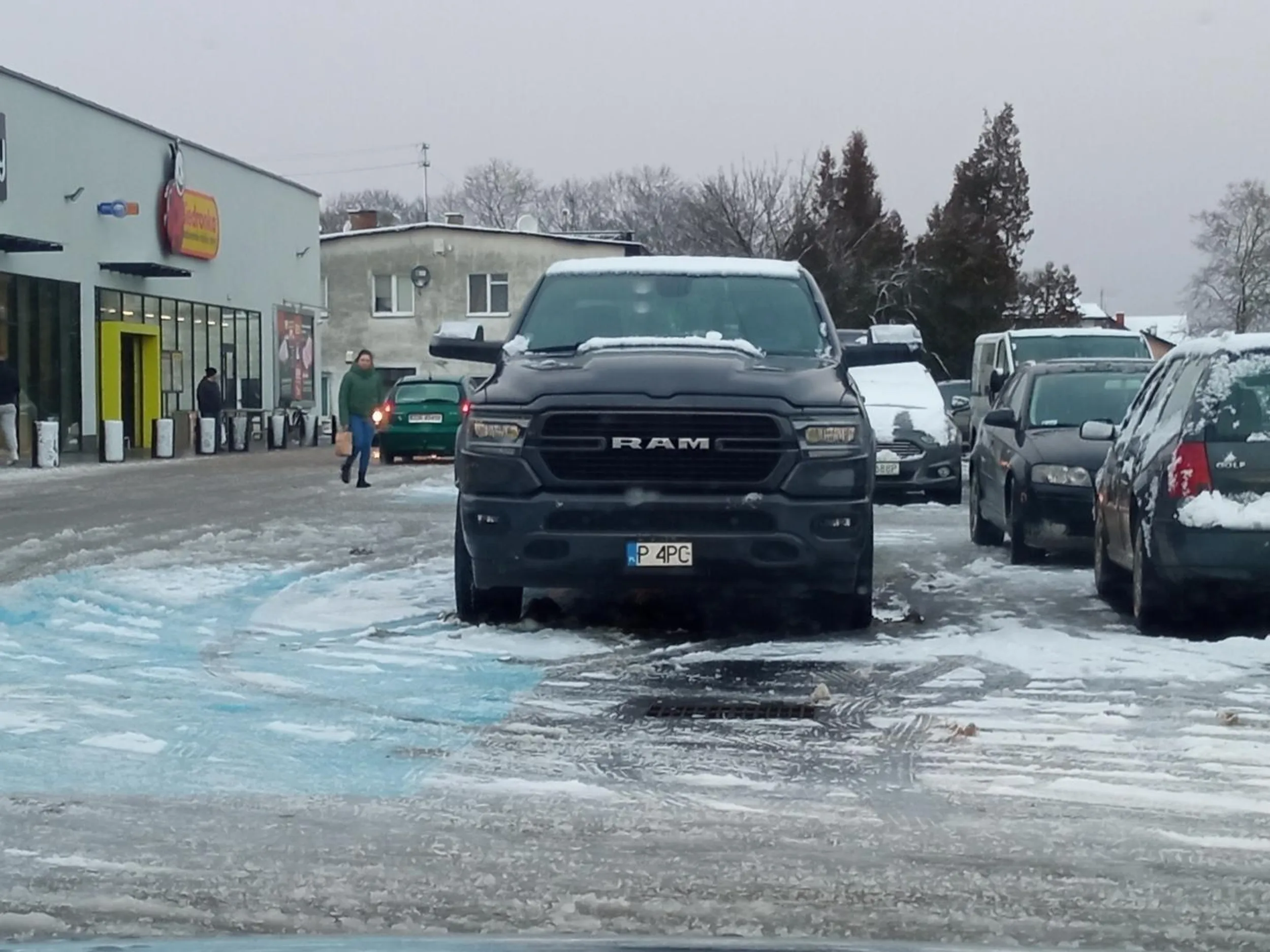 Mały pindol, duże auto, co tu więcej pisać.