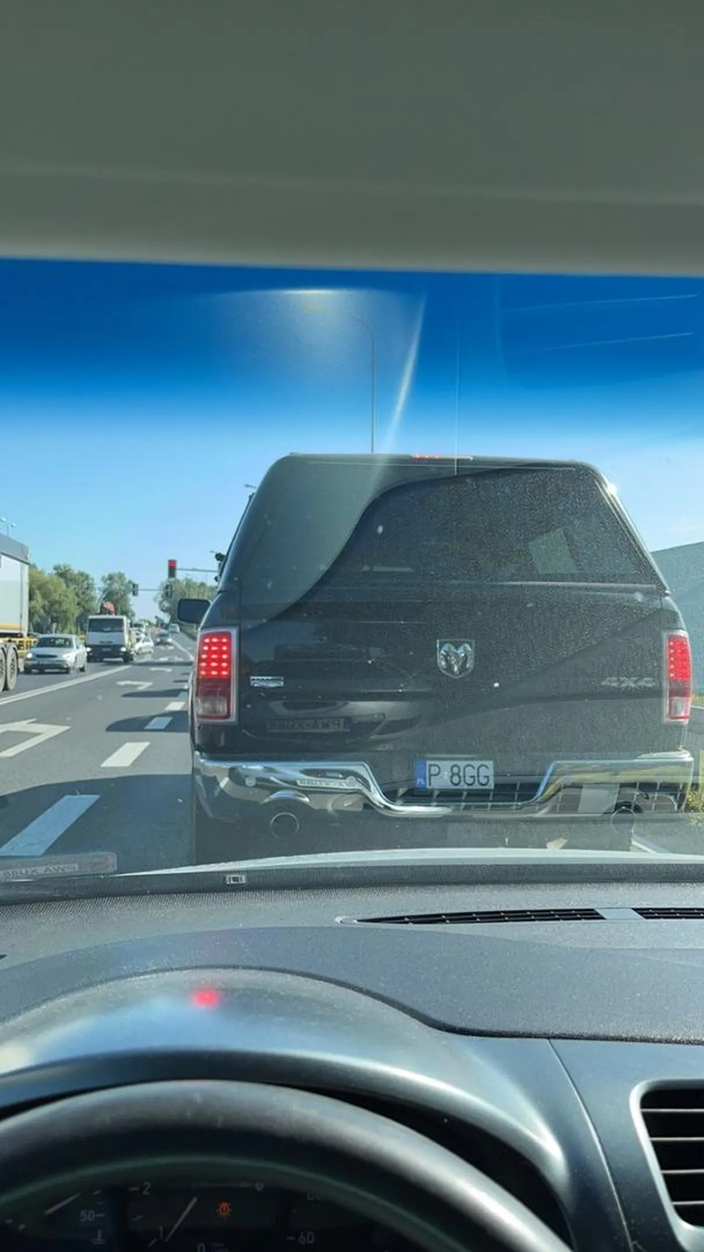 Ma duże auto wpycha się na chama dziadek.