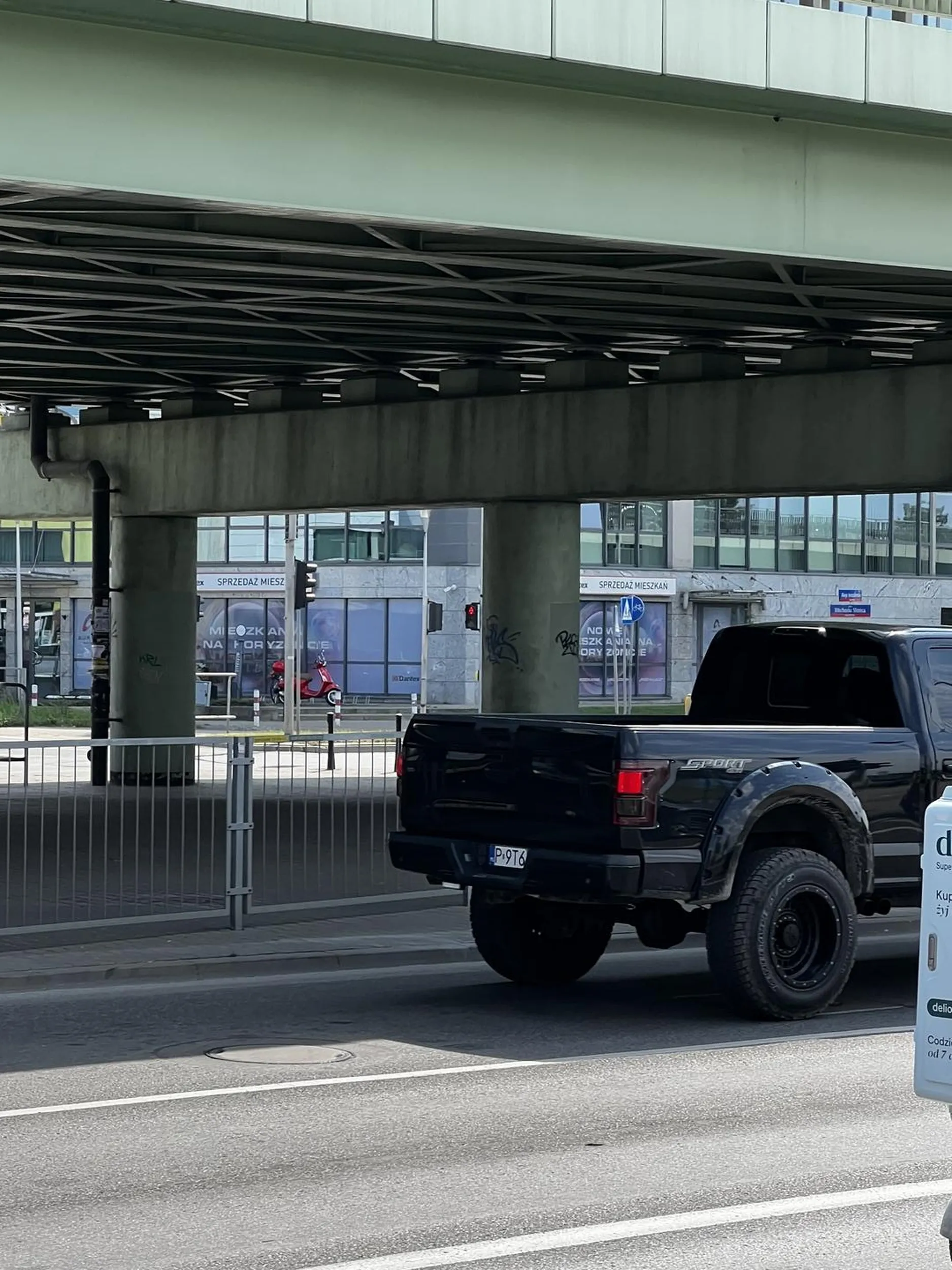 Kierowca nadaje się do testów psychologicznych. Okropny wielki samochód z głośnym wydechem czuje się nad prawem i empatia. Wyprzedzanie w niewskazanym miejscu i powodowanie zagrożeń