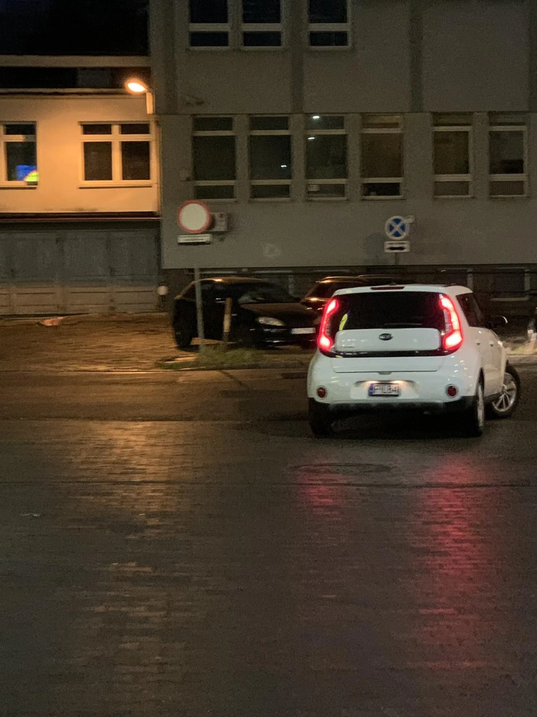 Łysy pajac co nie dość że sika pod Lidlem to w dodatku zostawia po sobie na parkingu pety na betonie. I to wszystko w 30s jak go widziałem. Kwintesencja patologii