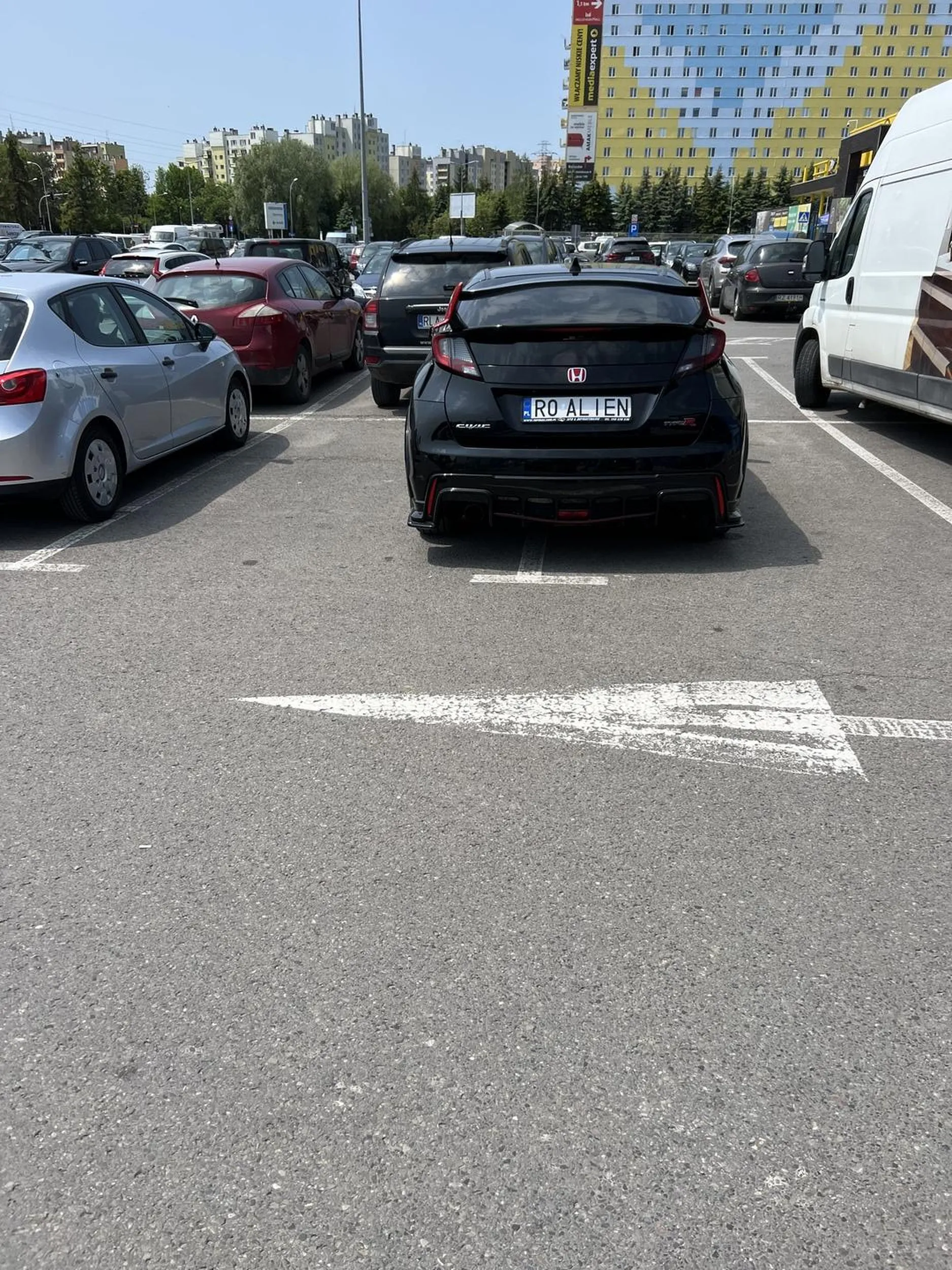 Brak umiejętności parkowania. Jak się boi o lakier to niech parkuje na końcu parkingu, a nie jak p**** zajmuje miejsca.