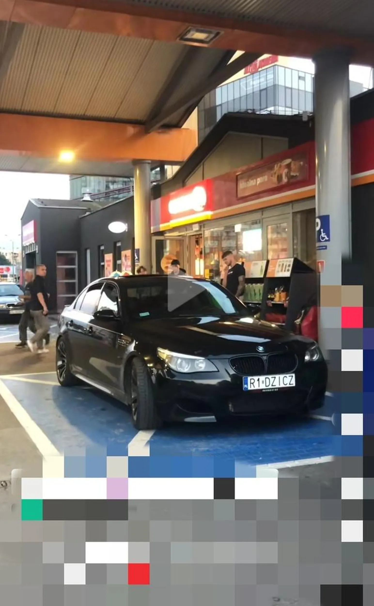 Pozdrowienia dla kierowcy tego BMW który zaparkował na miejscu dla niepełnosprawnych i pewnie sam się tym pochwalił na tik toku.