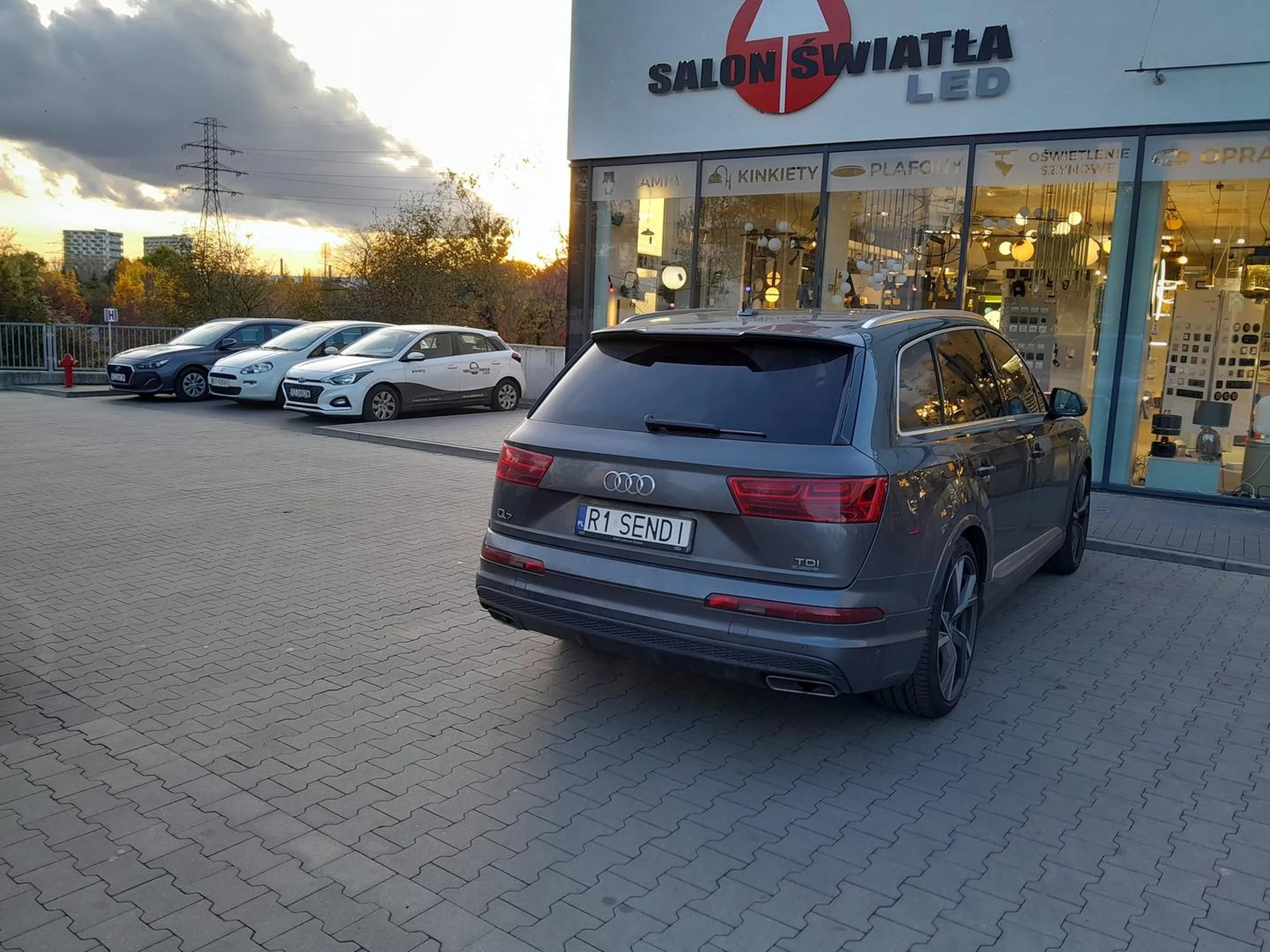 Kierowca raczej nie należący do najmądrzejszych osobników. Parkuje poza wyznaczonymi miejscami utrudniając innym poruszanie się po placu