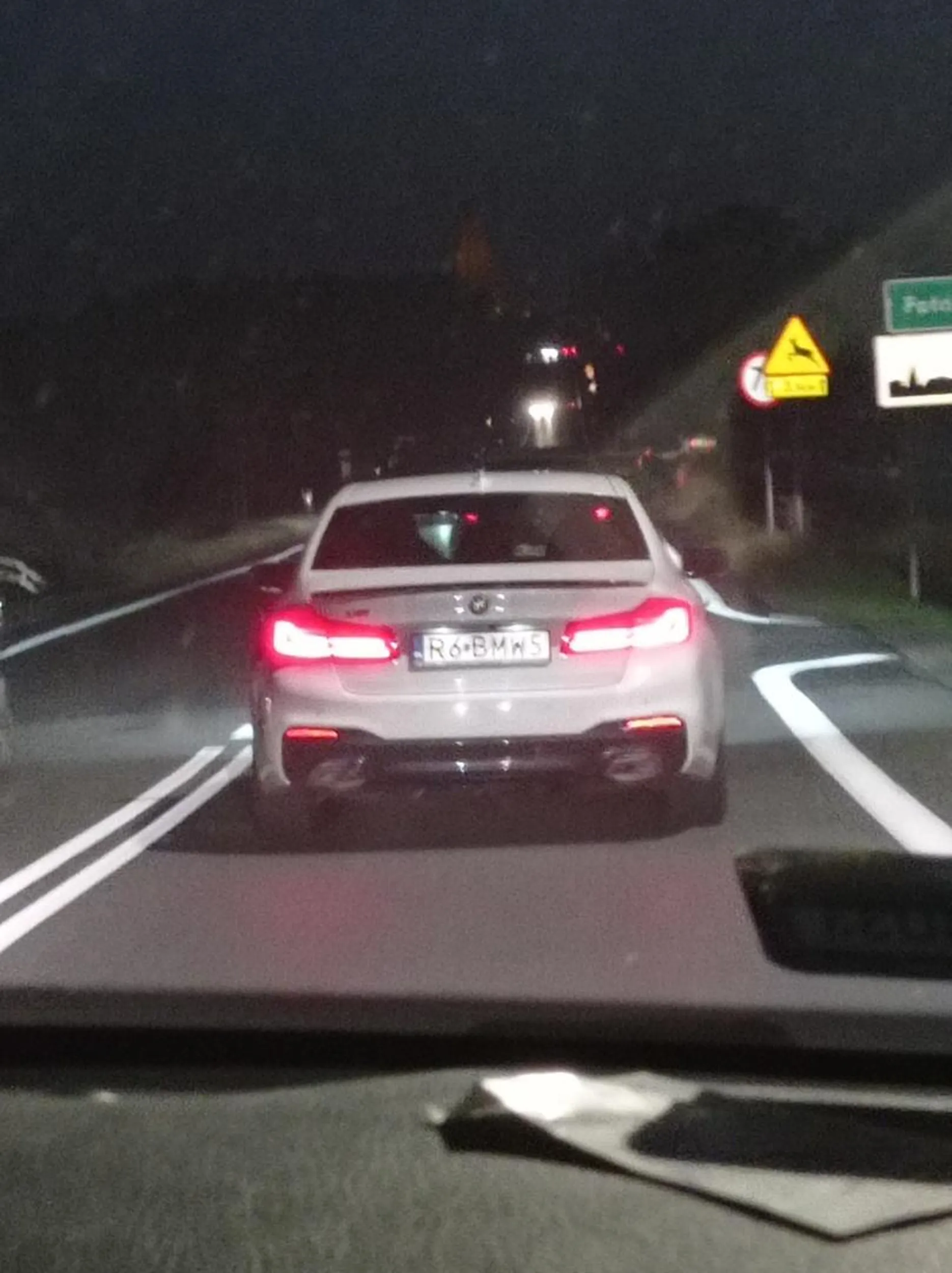 Wpycha się wyprzedza na ciaglych