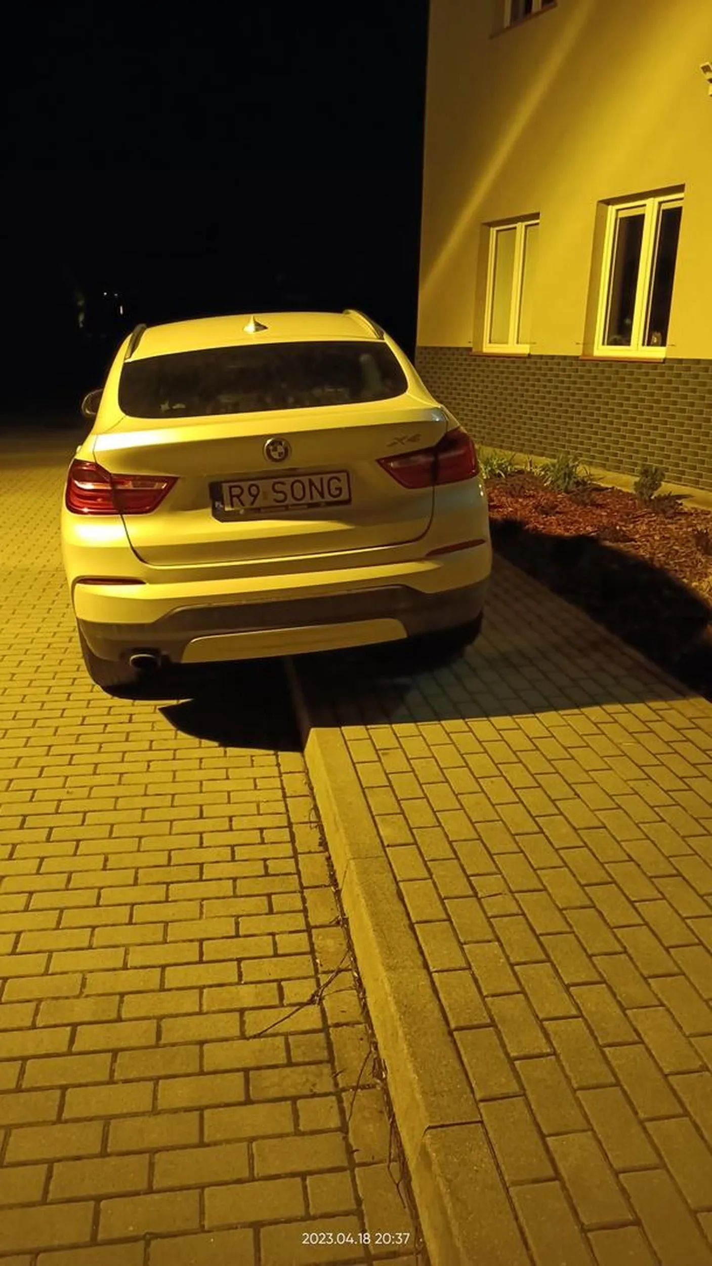 Chodnik jest dla BMW, nie dla pieszych. W promieniu 50 m, wolnych kilkanaście miejsc parkingowych.