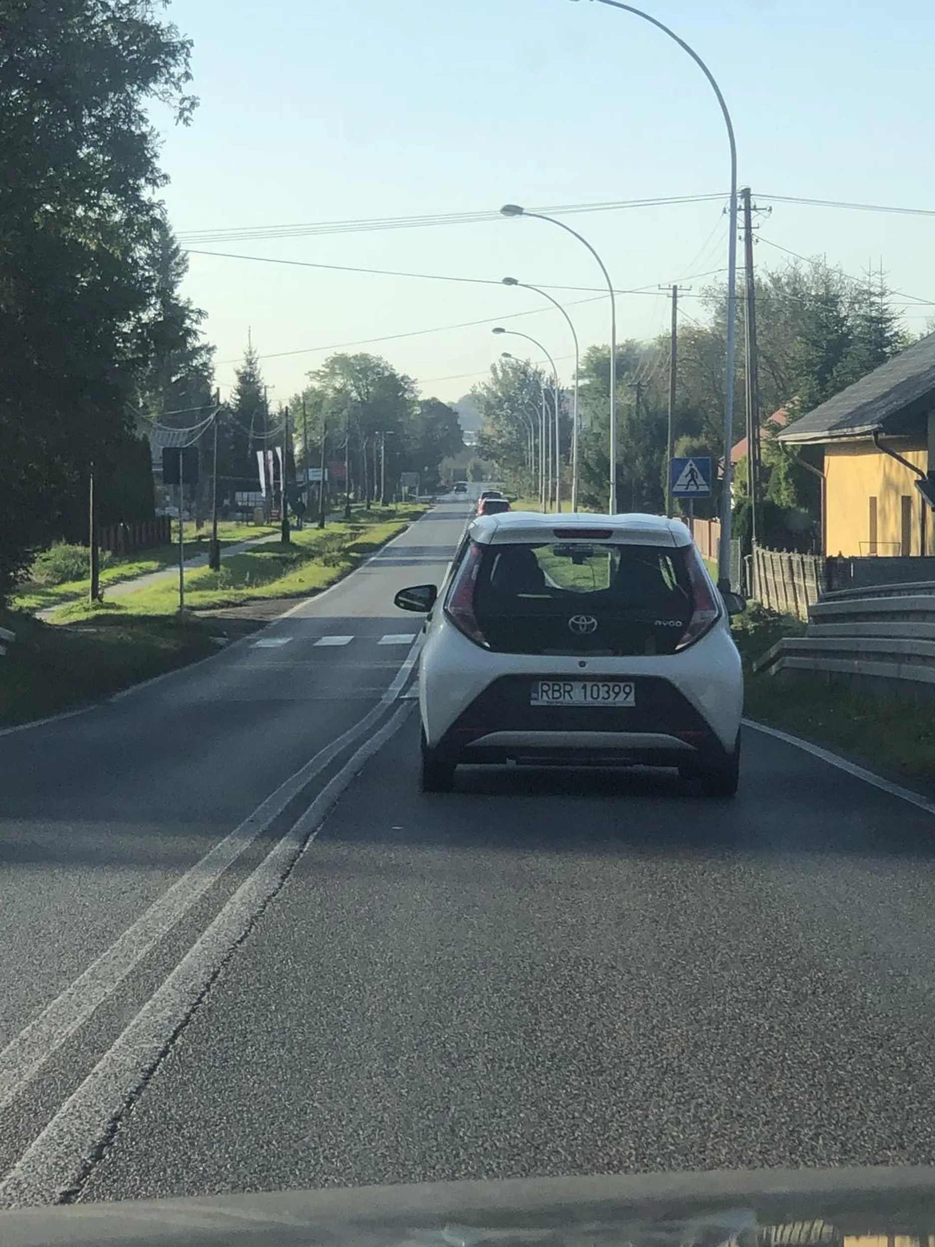 Okulary na łep i się wozi po zabudowanym 35 km/h. Zimnego łokcia brakuje