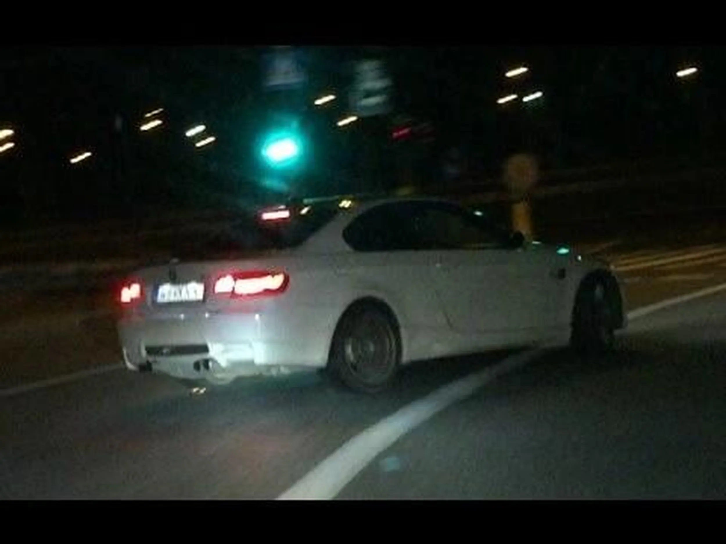 Jezdzi  200 na godzinę jak jakiś rajdowiec