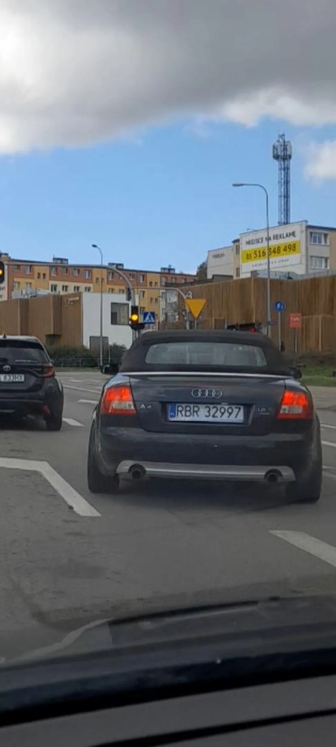 Zmienił pas do jazdy na wprost potem wymusil i skręcił na pas do skretu w lewo co ci to dało że wyprzedziłeś jedno auto .