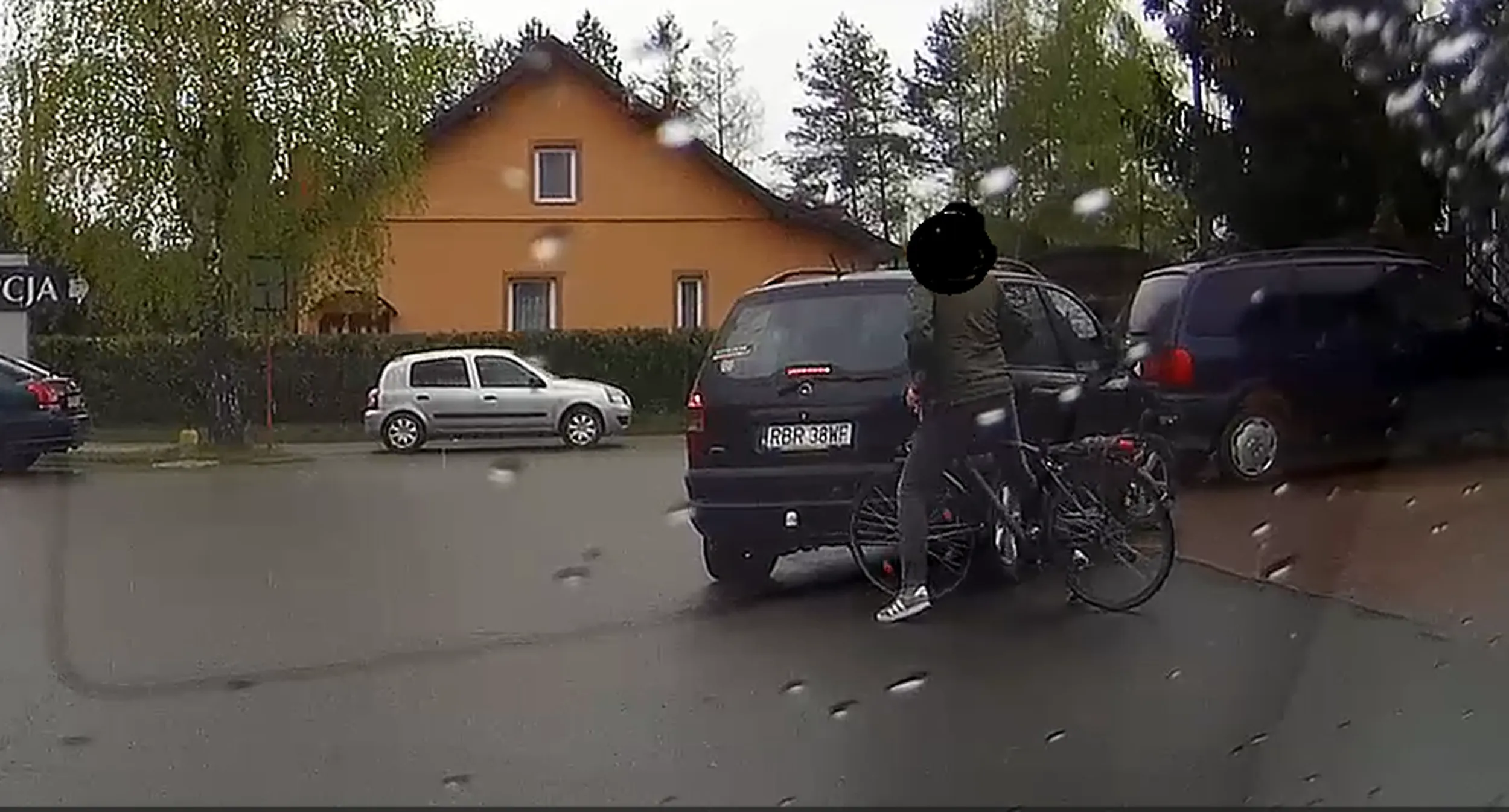 Gość wycofał w rowerzystę