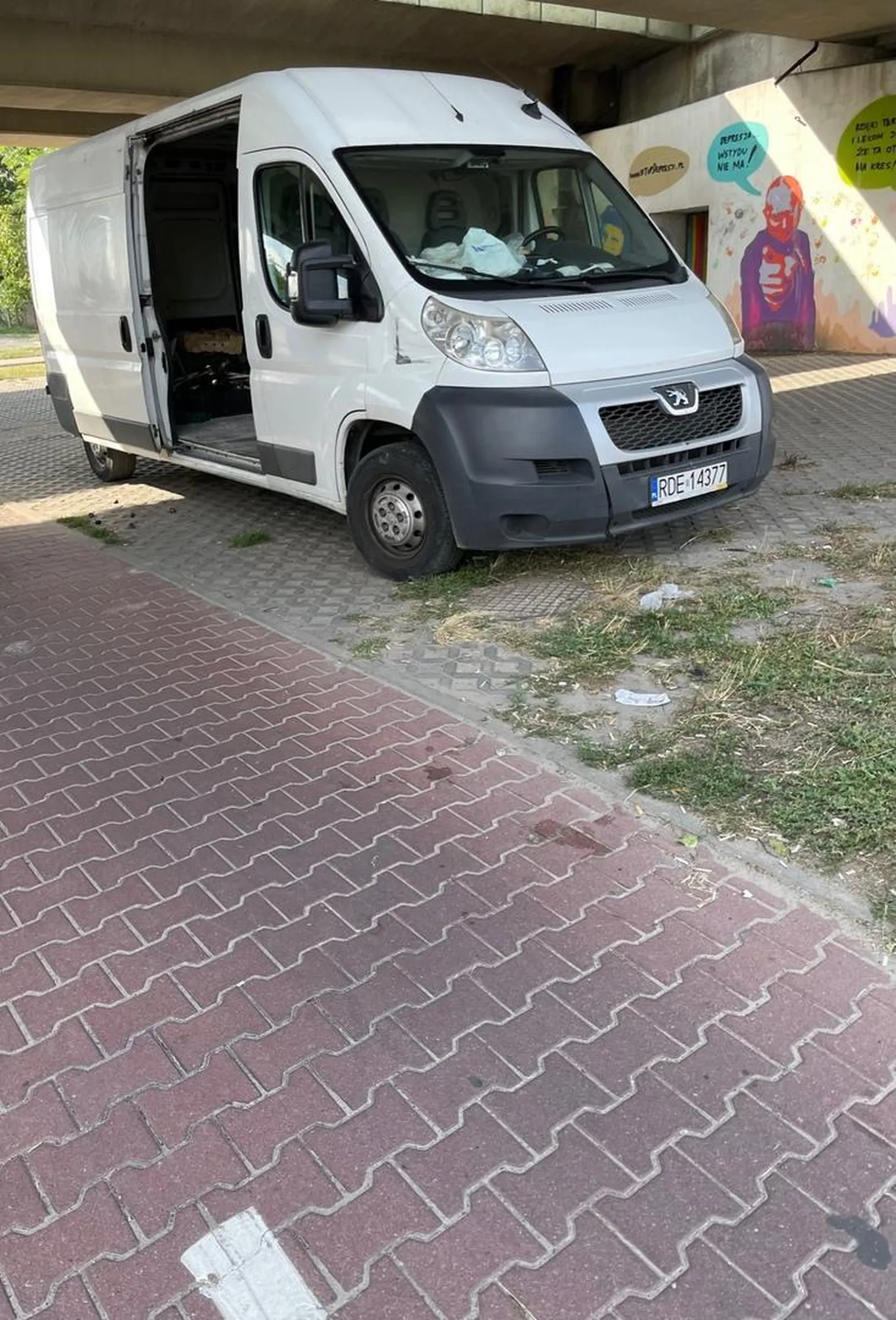 tak, też go widziałem, wyrzuca śmieci pod mostem w Warszawie i jezdzi po chodnikach przeganiajac przechodniow