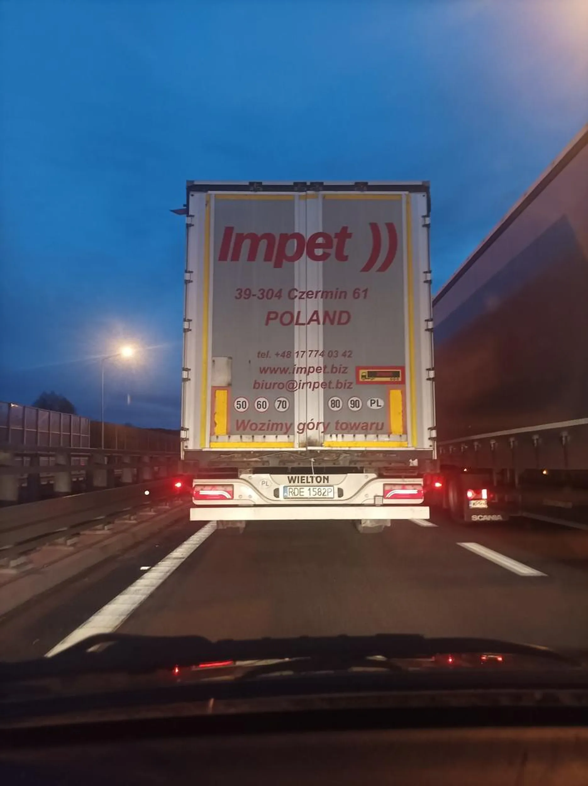 Blokuje cham lewy pas przy zjeździe z ekspresówki. Żebyś ci ten tir tak stanął w szczerym polu przed świętami