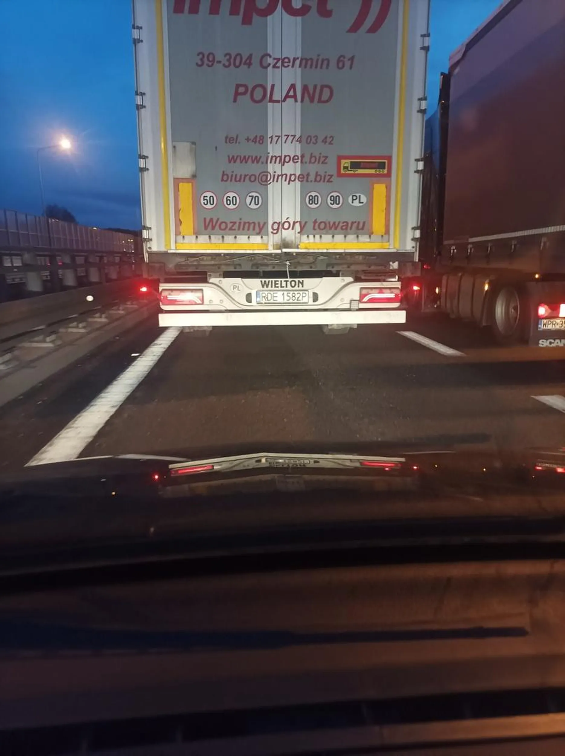 Blokuje cham lewy pas przy zjeździe z ekspresówki. Żebyś ci ten tir tak stanął w szczerym polu przed świętami