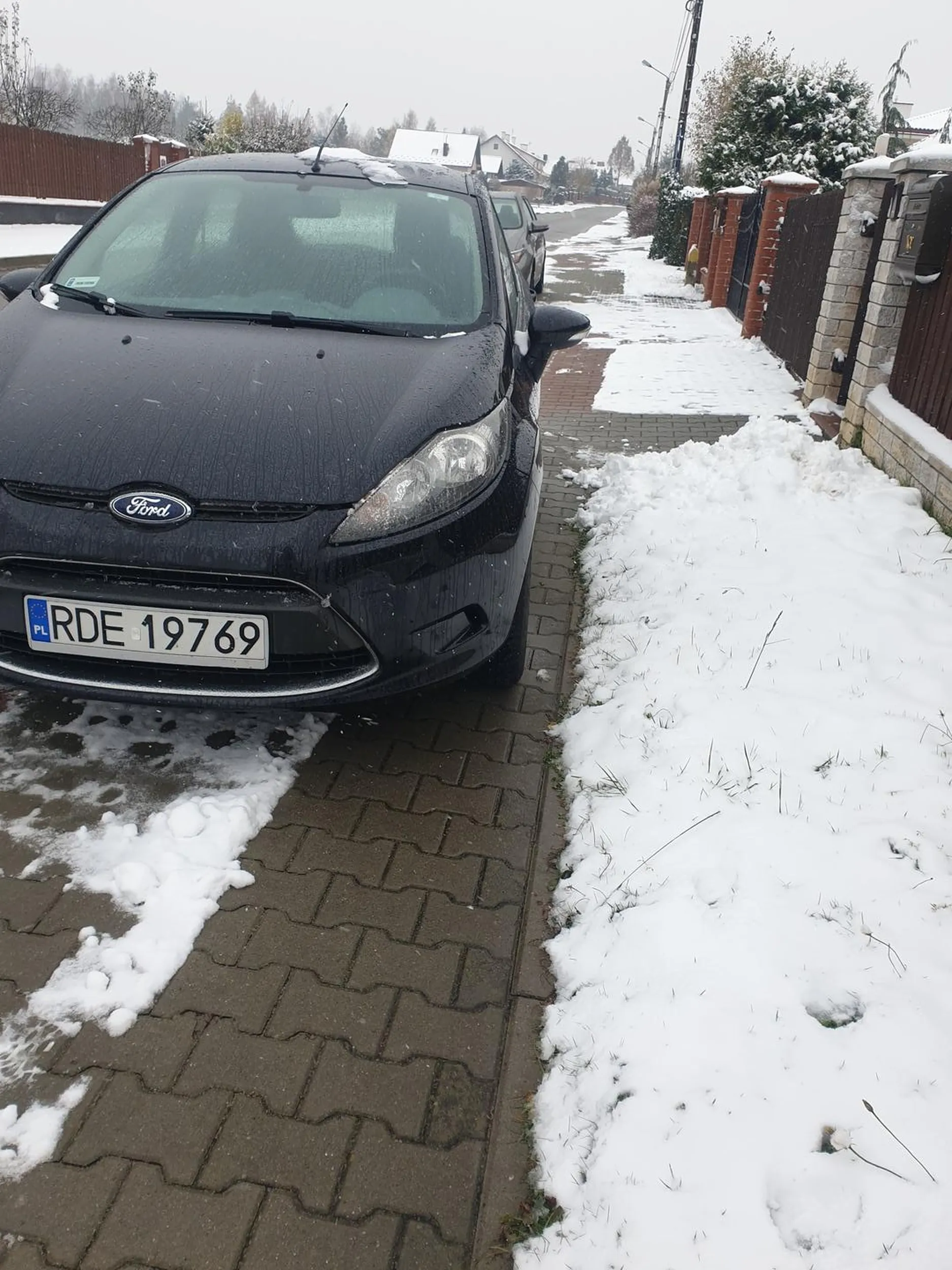 Baba zastawia cały chodnik i trzeba iść po śniegu