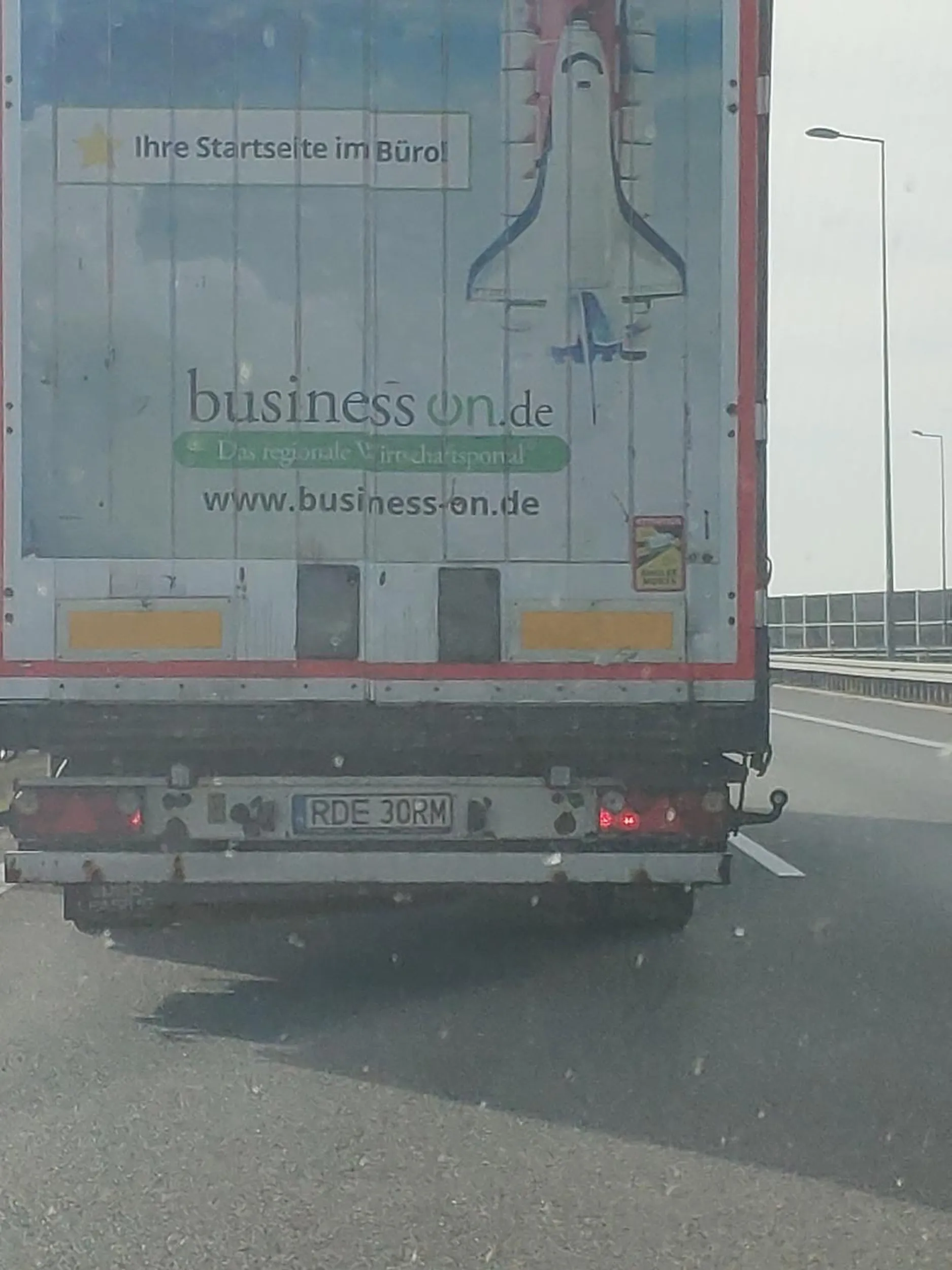 Wyprzedza inne tiry na autostradzie sam jadąc tirem.