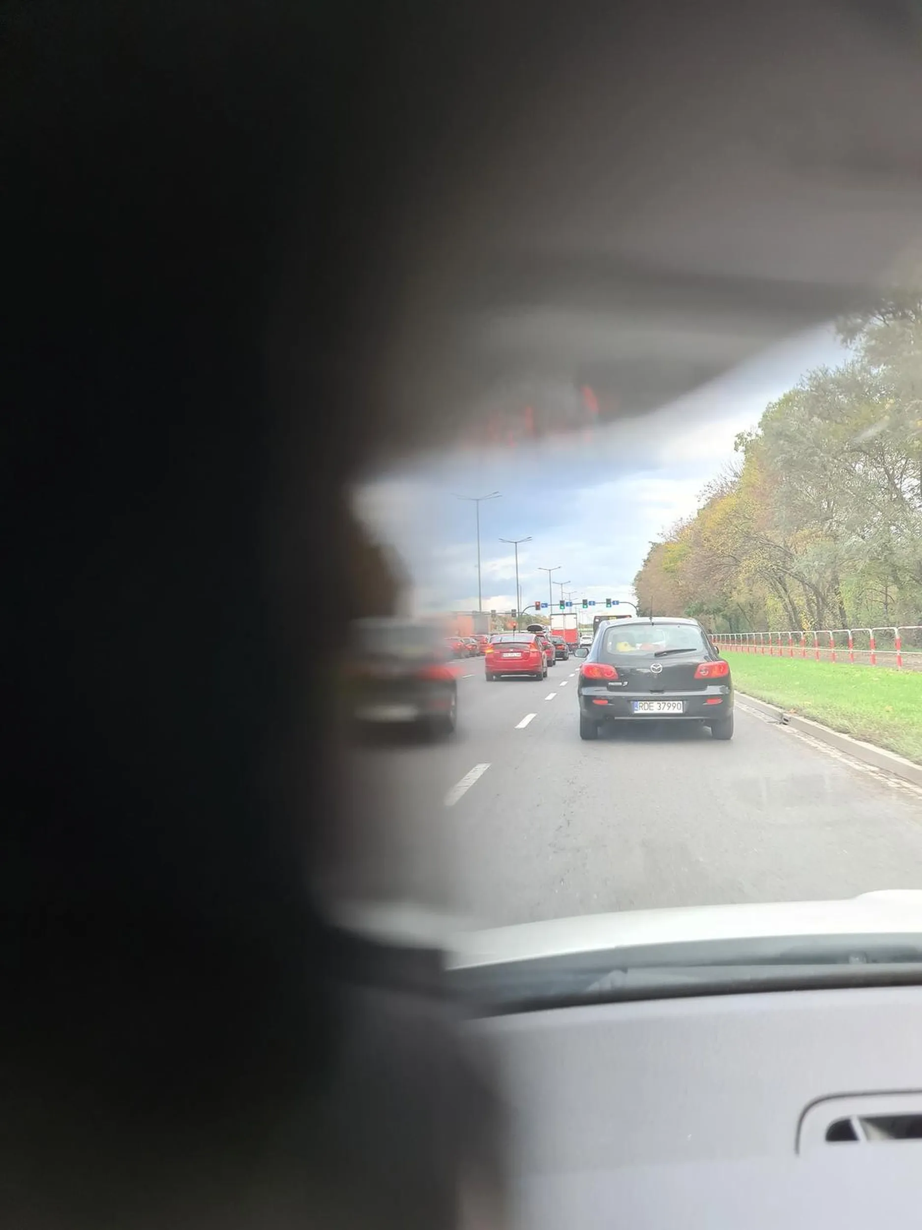 Kierowca pani wymusza pierwszeństwo. Włącza się ns pas nie wpuszczana