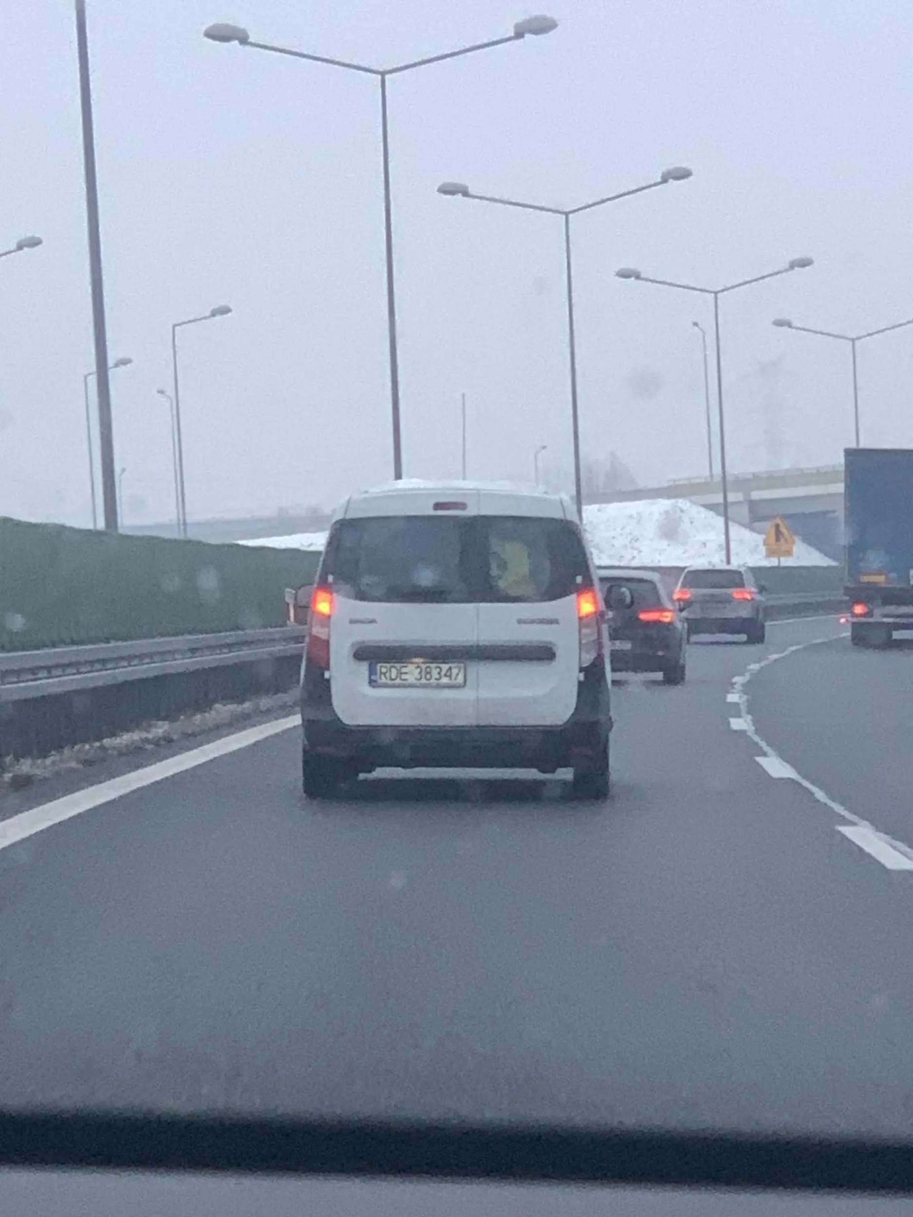 Chłopie, odśnież ten samochód przed wjazdem na autostradę
