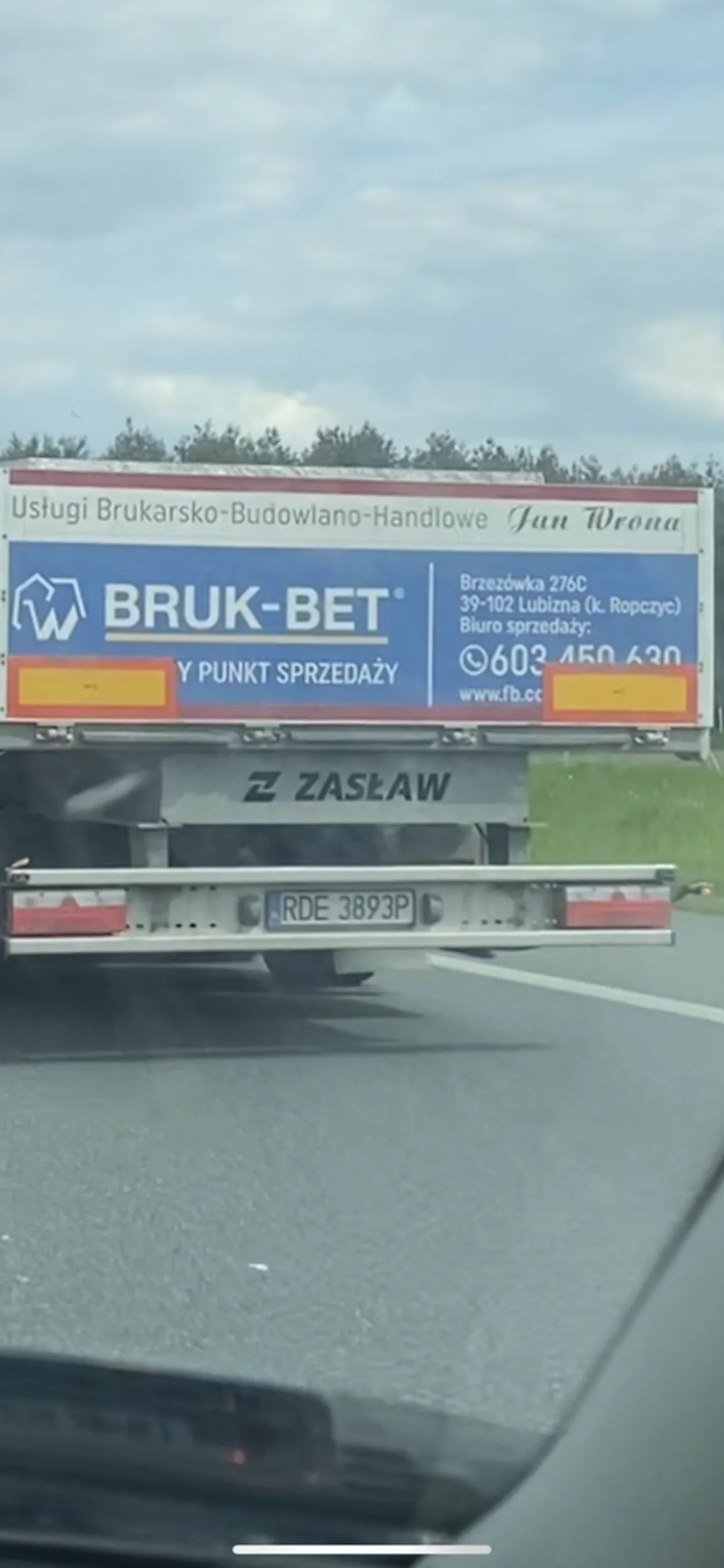 Blokuje ruch na autostradzie, ma ograniczenie do 90 km/h a jedzie duzo wiecej, wyprzedza inne auta ciężarowe i blokuje autostrade, przez niego ruch lewym pasem został wstrzymany i wszyscy jechali 80 km/h tworząc korek.