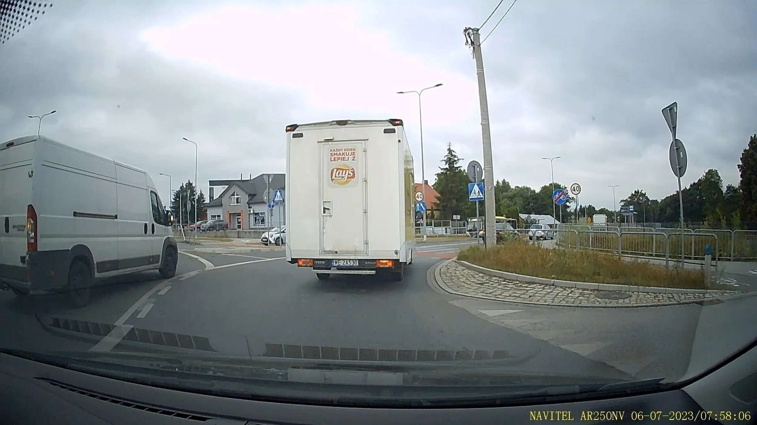 Jazda z lewego pasa na wprost, zajechanie.