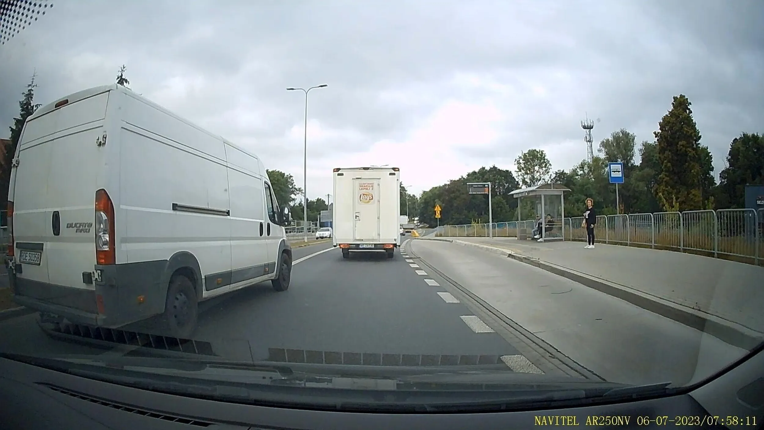 Jazda z lewego pasa na wprost, zajechanie.