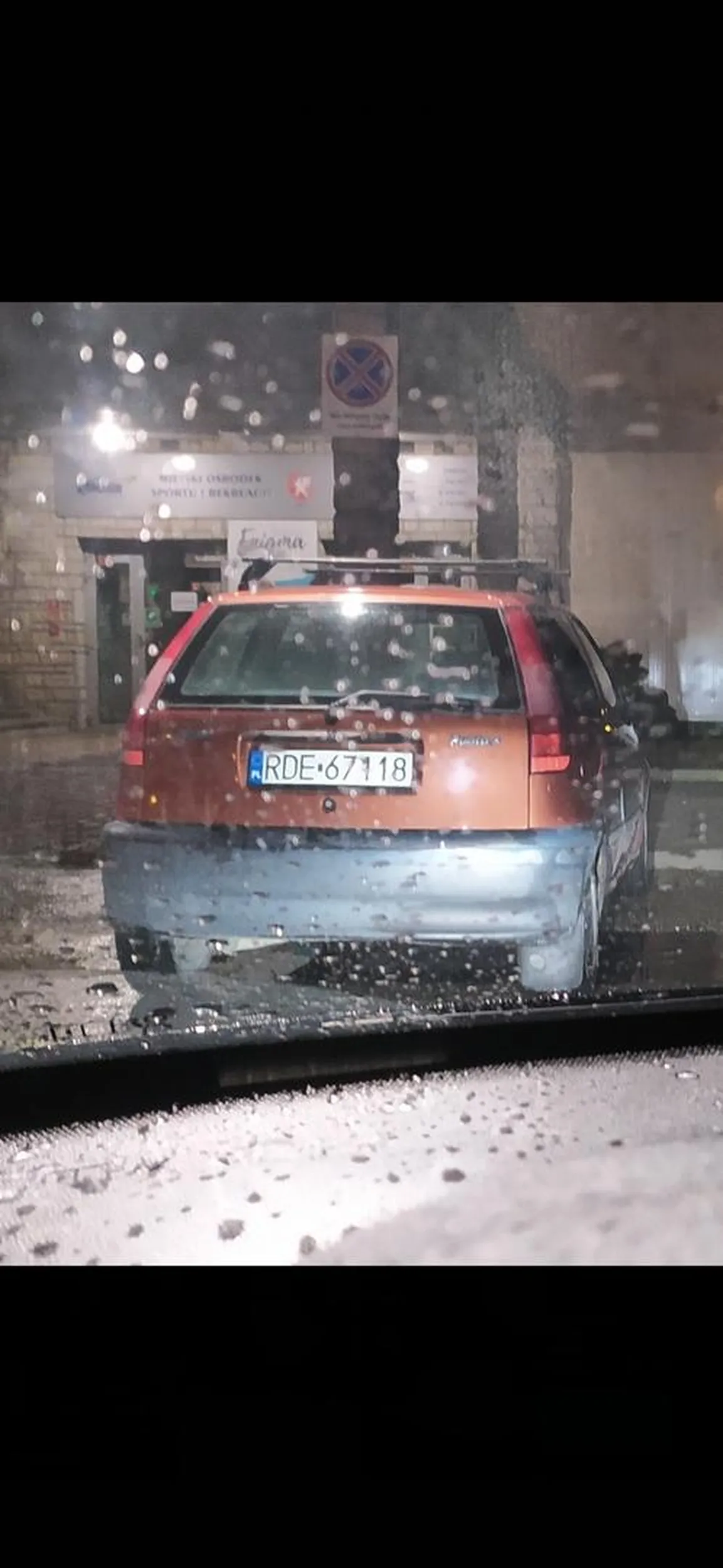 Staje na zakazie parkowania , jeszcze blokuje inne samochody bo po prawej stronie jest parking gdzie zablokował inne pojazdy . Nie pozdrawiam przy następnym razie laweta