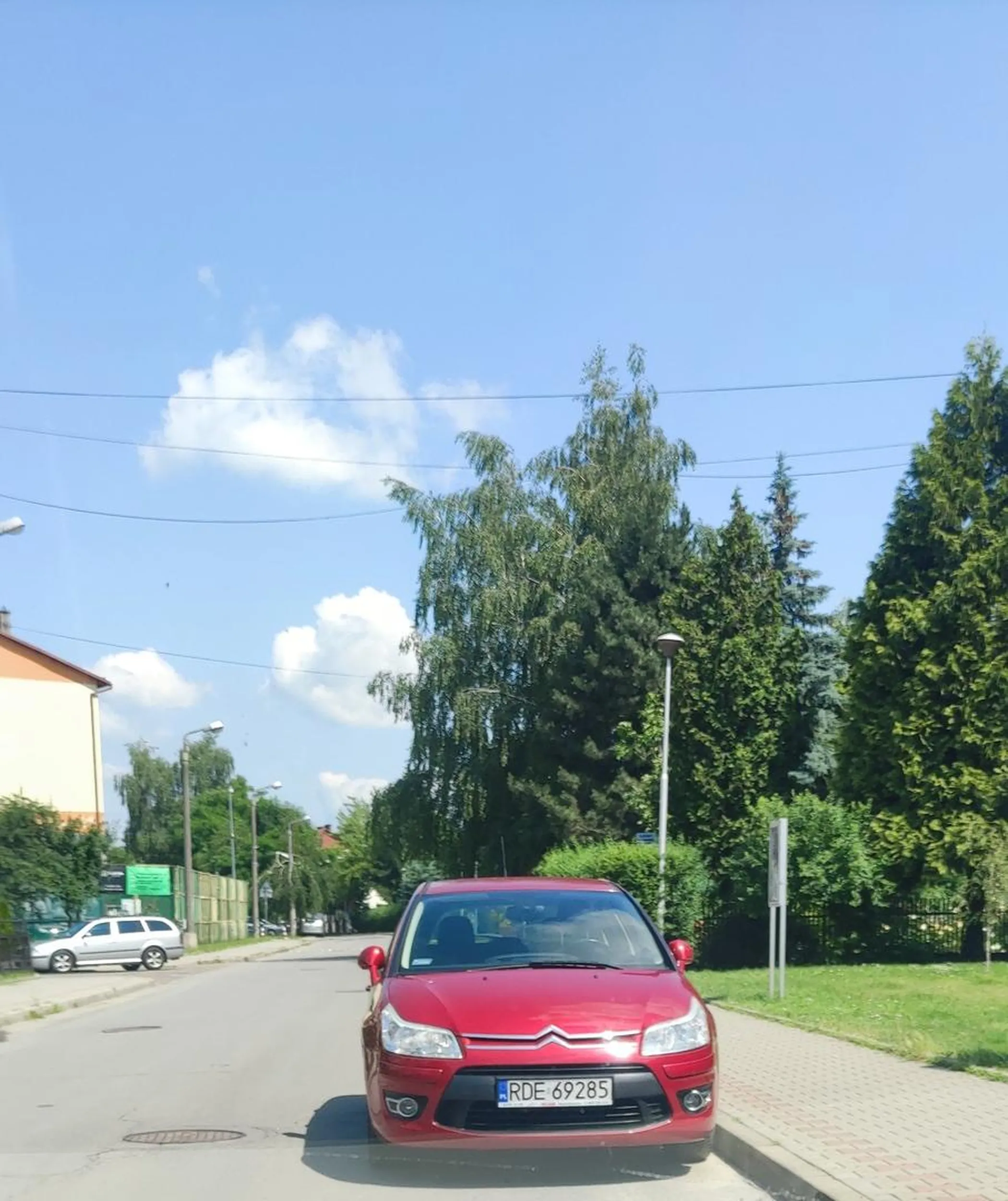 Mistrz parkowania na głównej drodze, gdzie w koło pełno miejsca na parkingu przy kościele który jest dosłownie 4m. Naprawdę trzeba być nie pełnosprawnym.