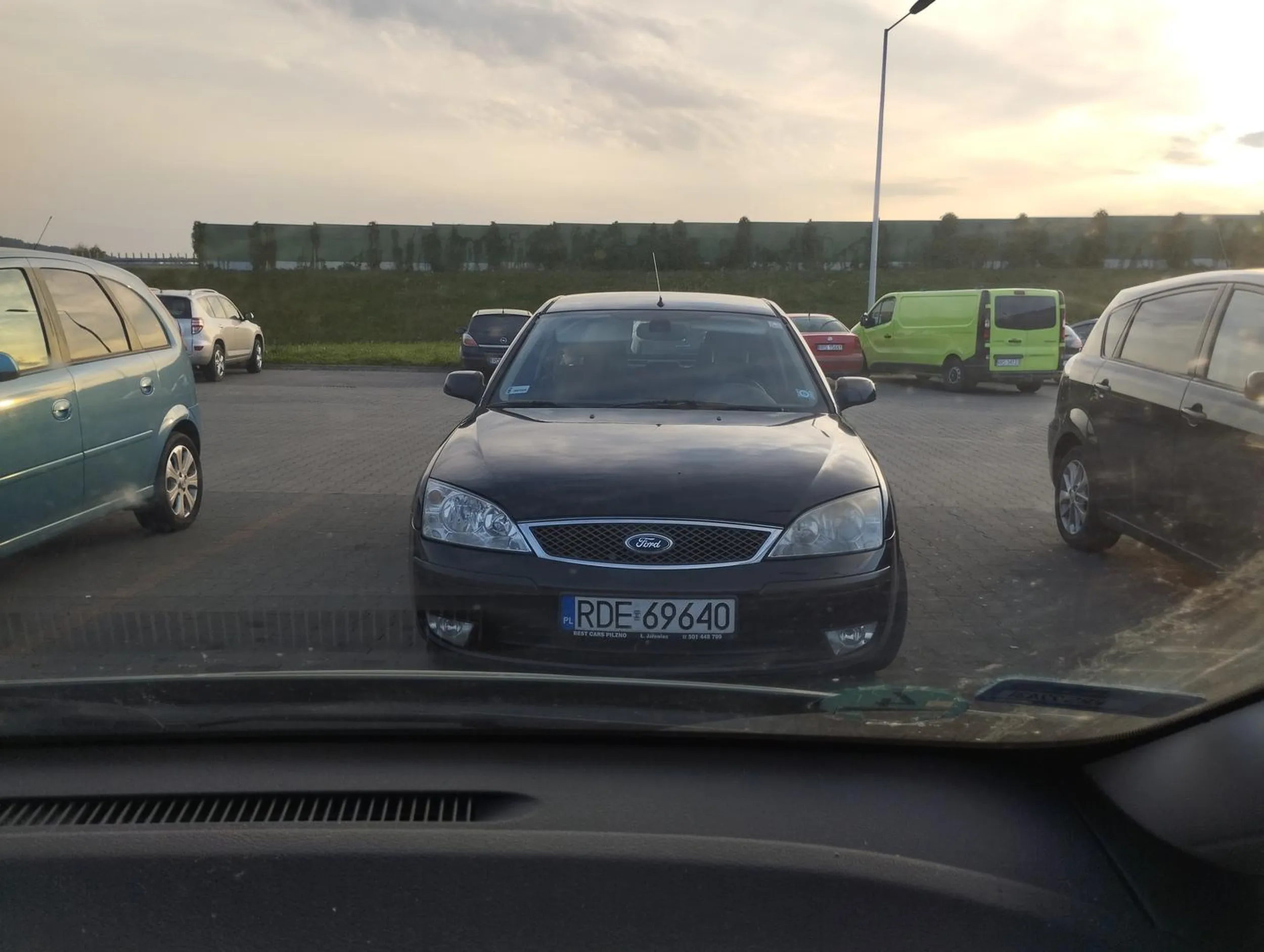 Bardzo pięknie parkuje mieści się w liniach