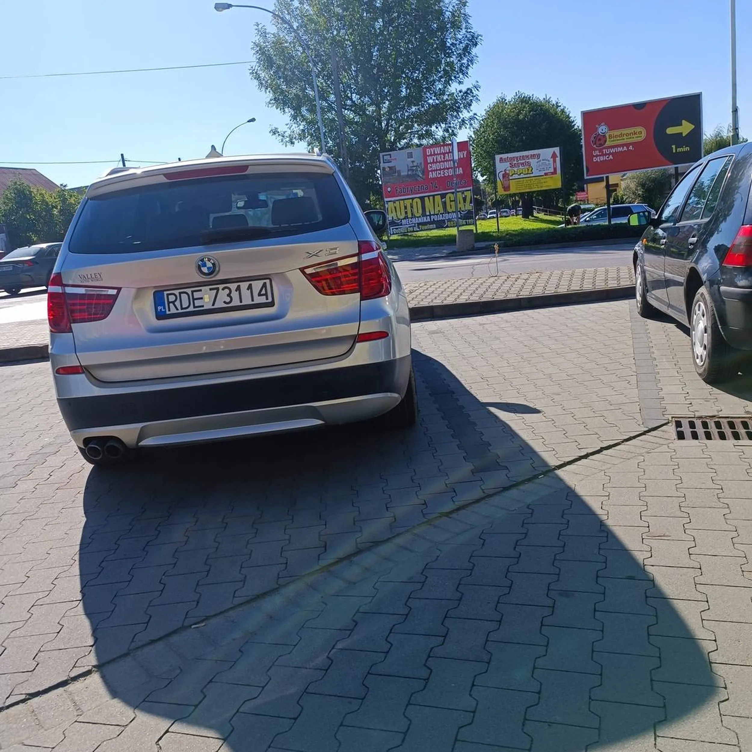 Starsza pani w krótszych włosach która uderza drzwiami o lusterka samochodu bo "ona chce wejść". Perfidna kobieta. Oglądajcie uważnie samochody bo może wystąpić uszkodzenie mienia ze strony "pani babci"