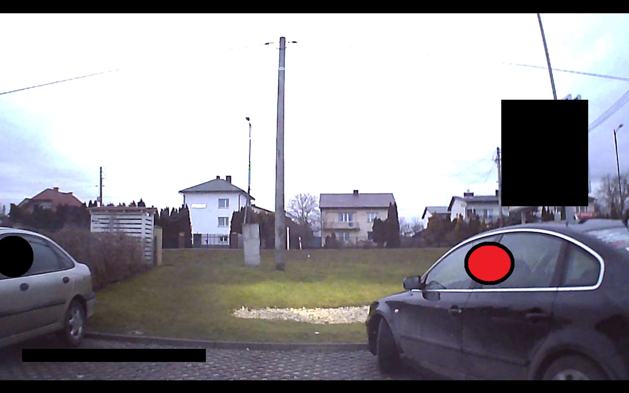 Upośledzone próchno nie potrafi zaparkować ani kręcić kierownicą i gdyby nie interwencja pasażera, to auto zostałoby zarysowane! To Pi*dzicho musi zajechać na dwa miejsca parkingowe, korygować 4-5 razy żeby stanąć na jednym! Prawko znalezione w piwnicy!