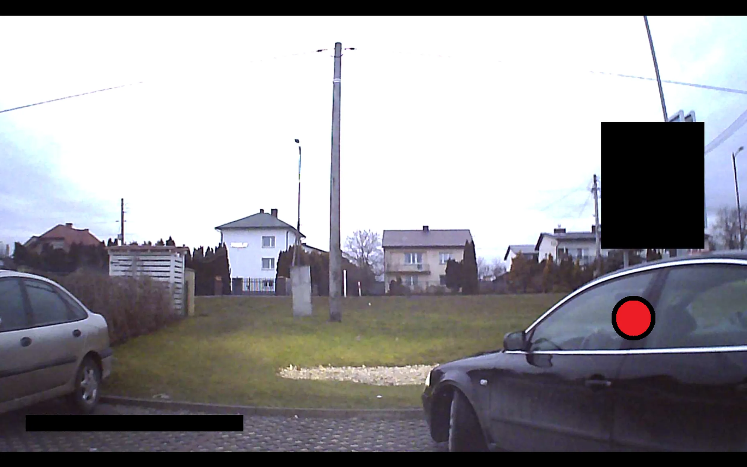 Upośledzone próchno nie potrafi zaparkować ani kręcić kierownicą i gdyby nie interwencja pasażera, to auto zostałoby zarysowane! To Pi*dzicho musi zajechać na dwa miejsca parkingowe, korygować 4-5 razy żeby stanąć na jednym! Prawko znalezione w piwnicy!