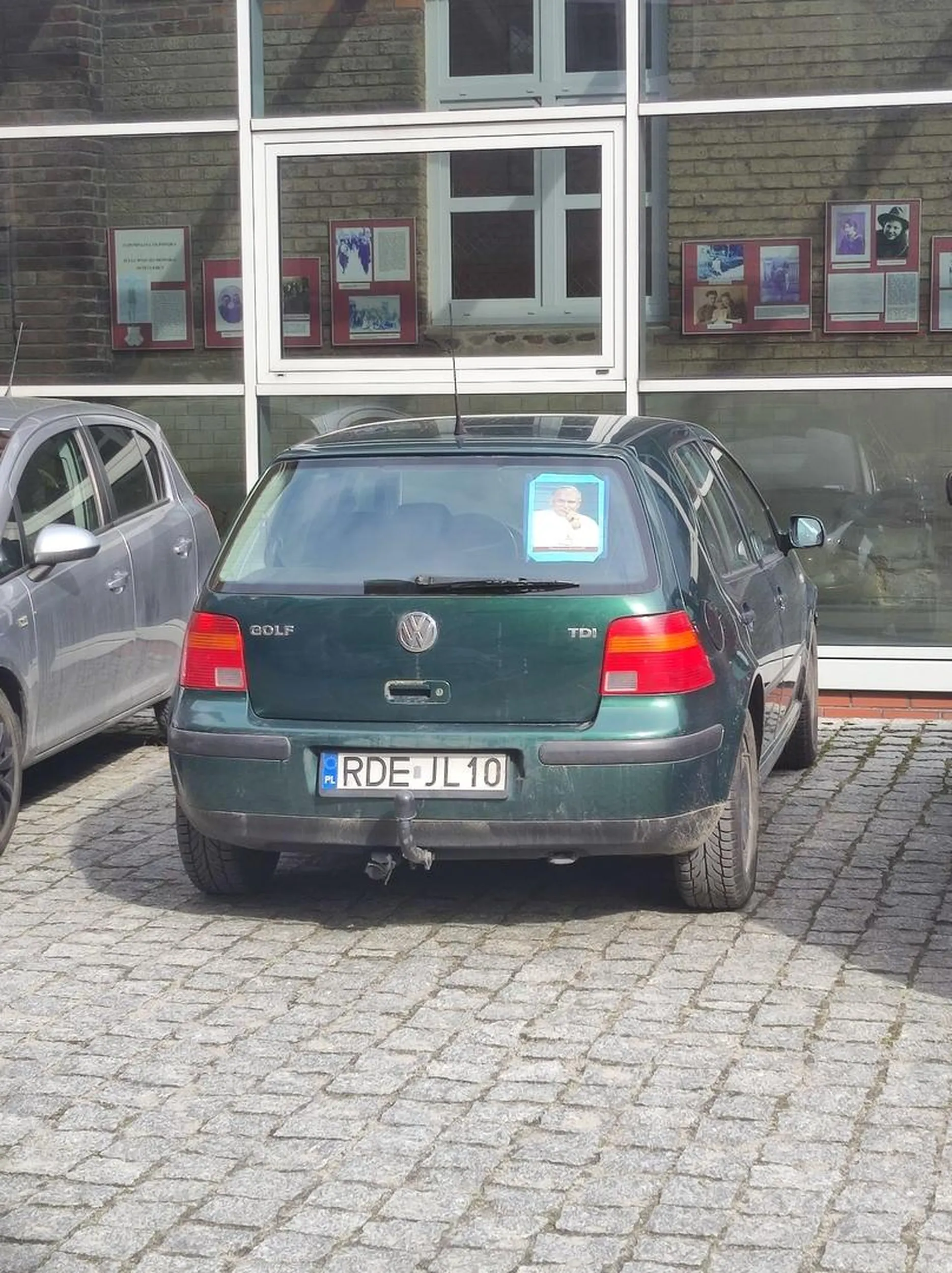 Papież na szybie umieszczony, zmiłuj się nad nami.