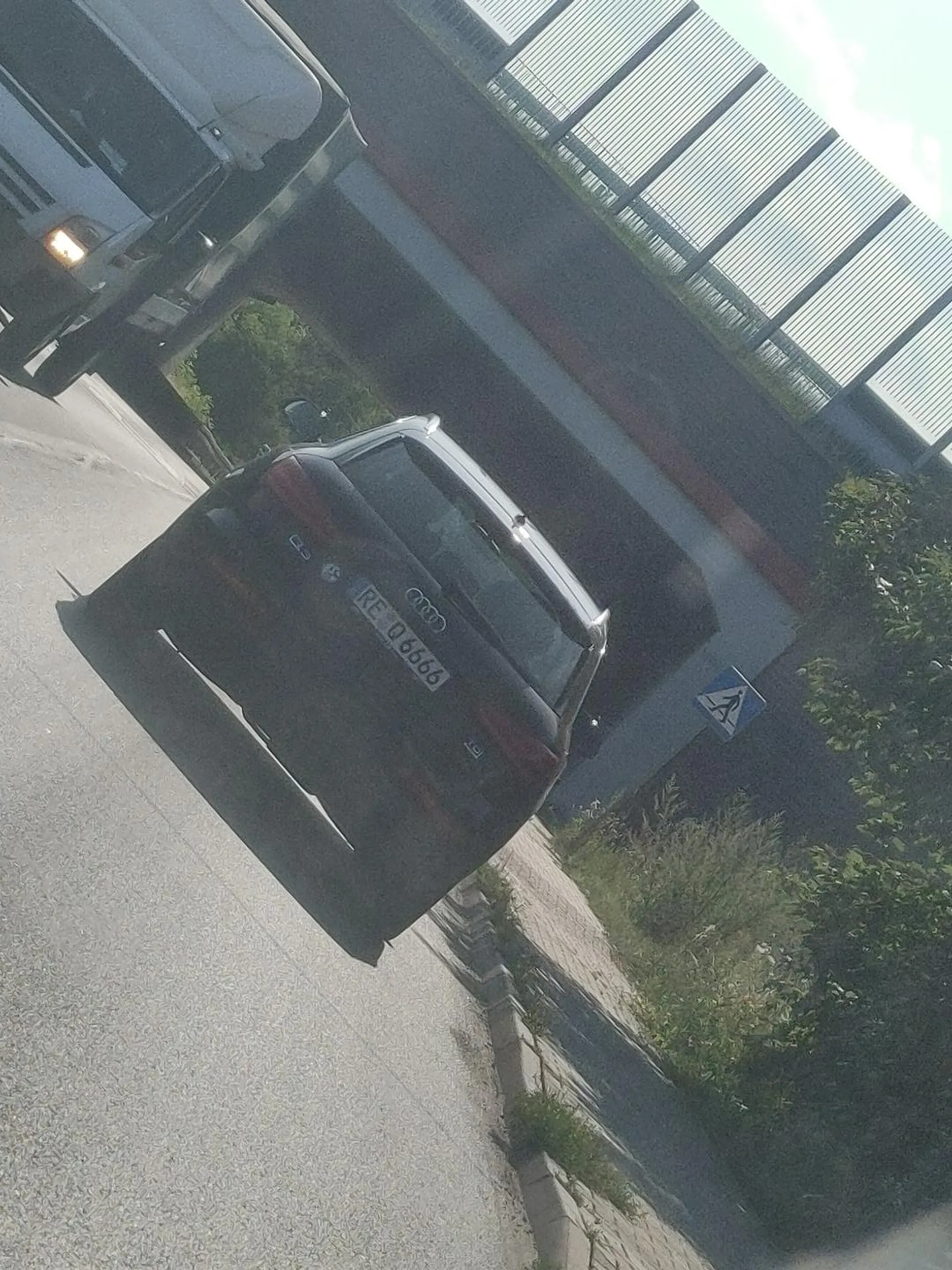 Nie wiem czy wiesz niemiecki ciumroku że na rondzie pierwszeństwo mają auta które się na nim znajdują . Proszę podejść do prawa jazdy na normalnie bo chyba wygrałeś je w jakiś czipsach