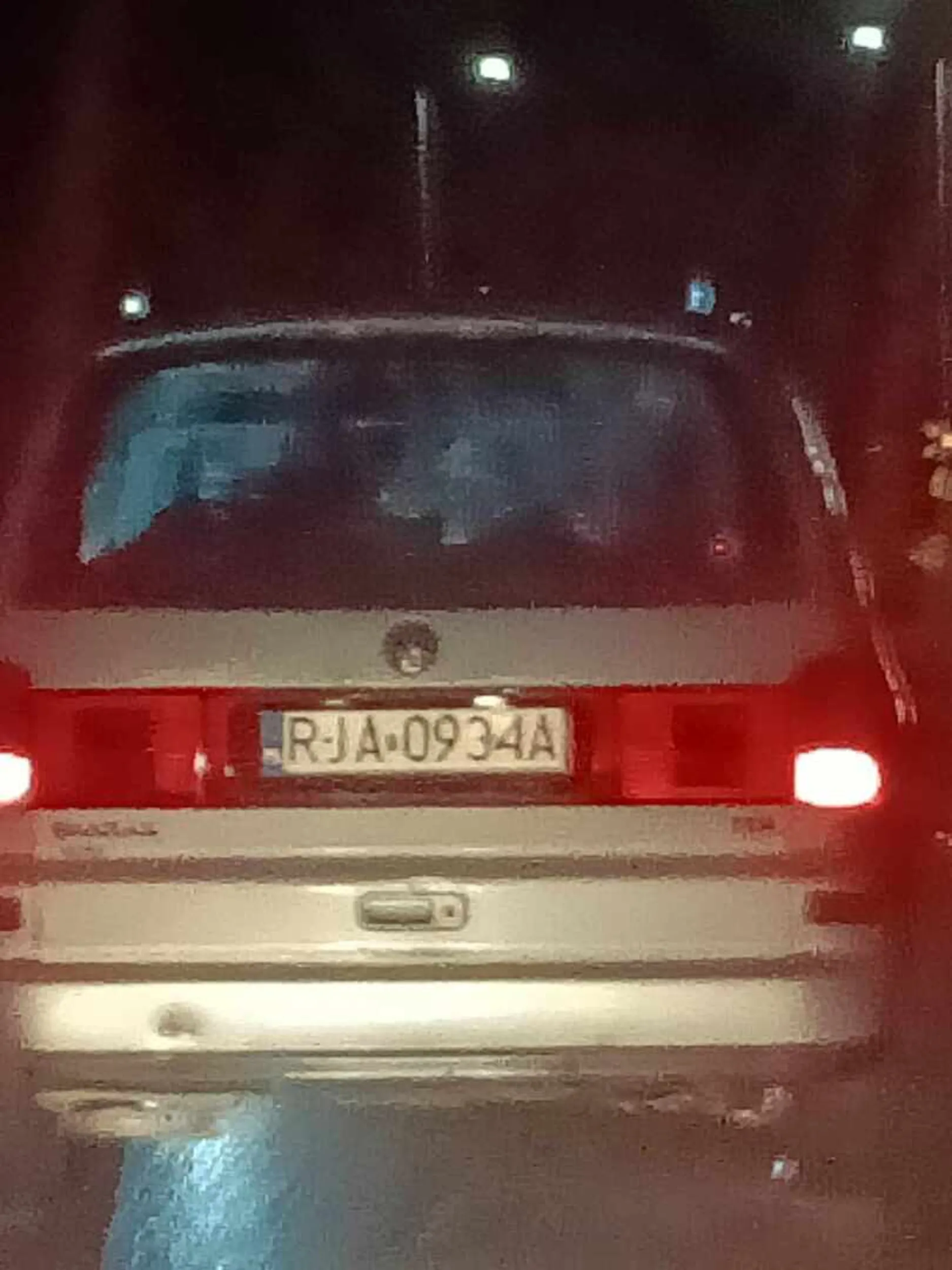 W Polsce Obowiązuje Ruch Prawostronny a ten ch*j bo inaczej go nazwać nie można wlekł się 40 km na godzinę na 70- tce  lewym pasem o godzinie 22 przy pustej drodze podjechałem bliżej jego tyłu ale jaśnie pan nie zjedzie na prawy pas tylko będzie tak męczył ten lewy. Zjechałem na prawy wyrównałem się z nim a ten cwaniak mi fakulca pokazuje. Ch*ju jeśli to czytasz to wiedz że miasto jest małe a lewy pas to nie kółko różańcowe. Nie Pozdrawiam i do zobaczenia