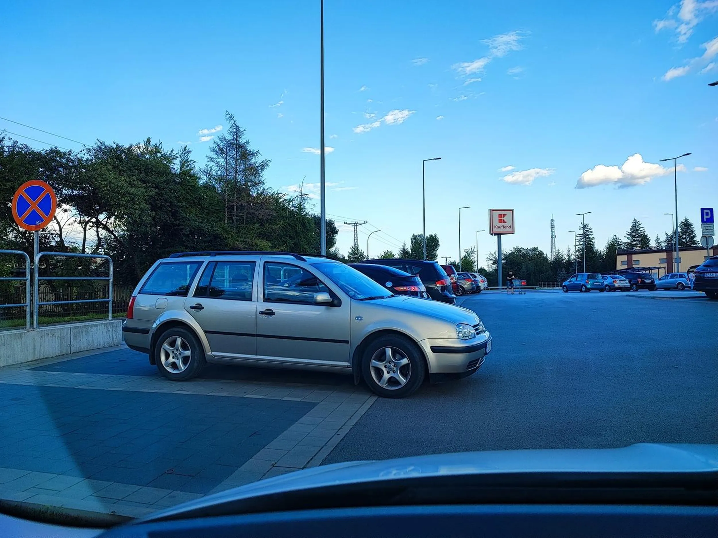 Miszcz ;P parkowania, cały parking jego...