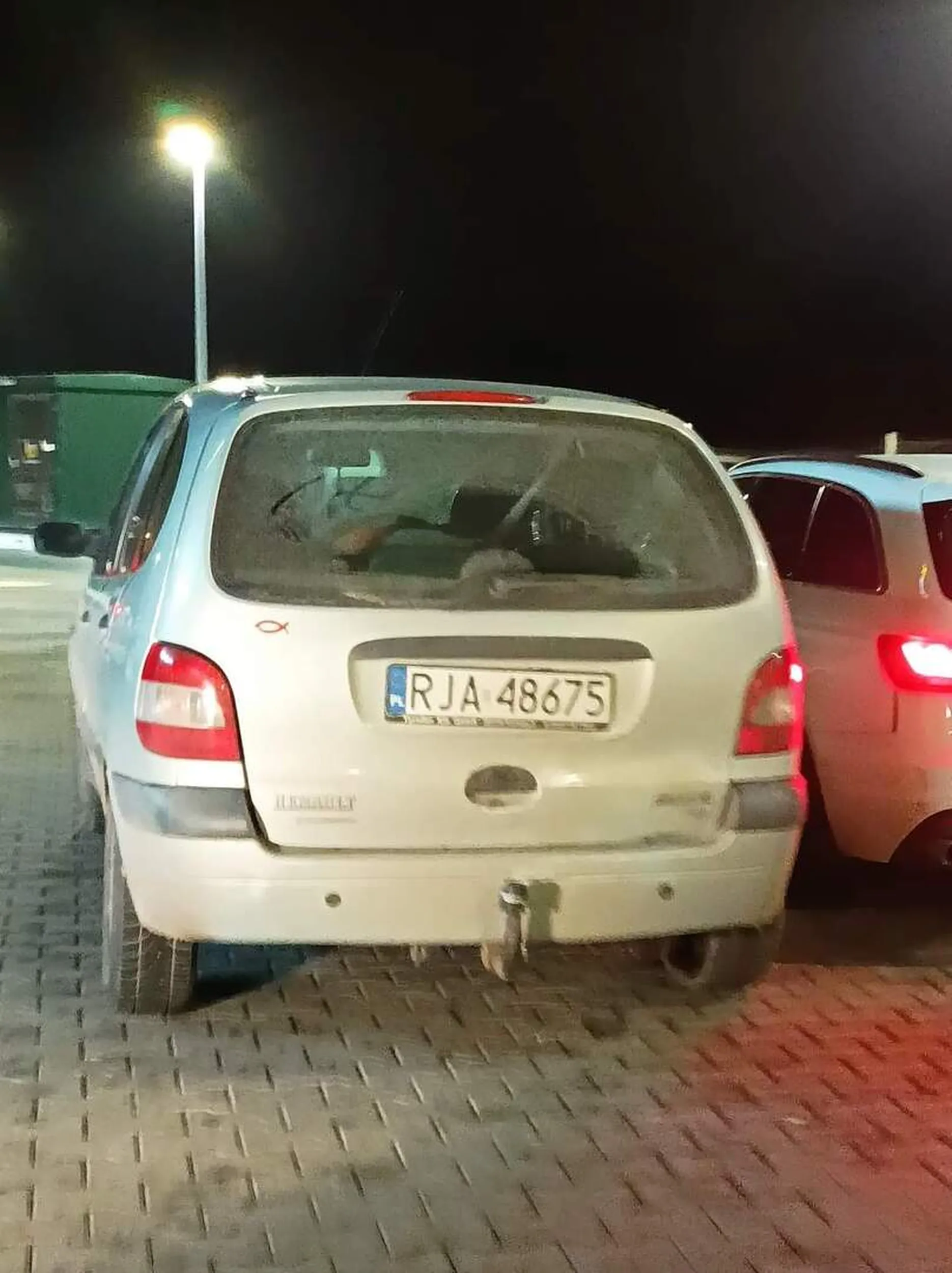 Gościu ewidentnie taki był głodny, że nie zważając na nic, zostawił auto na środku drogi koło maka i poszedł coś zjeść ?. A tak poważnie, ludzie, miejcie trochę wyobraźni i zważajcie na to że nie jesteście sami na tym świecie i na parkingu.