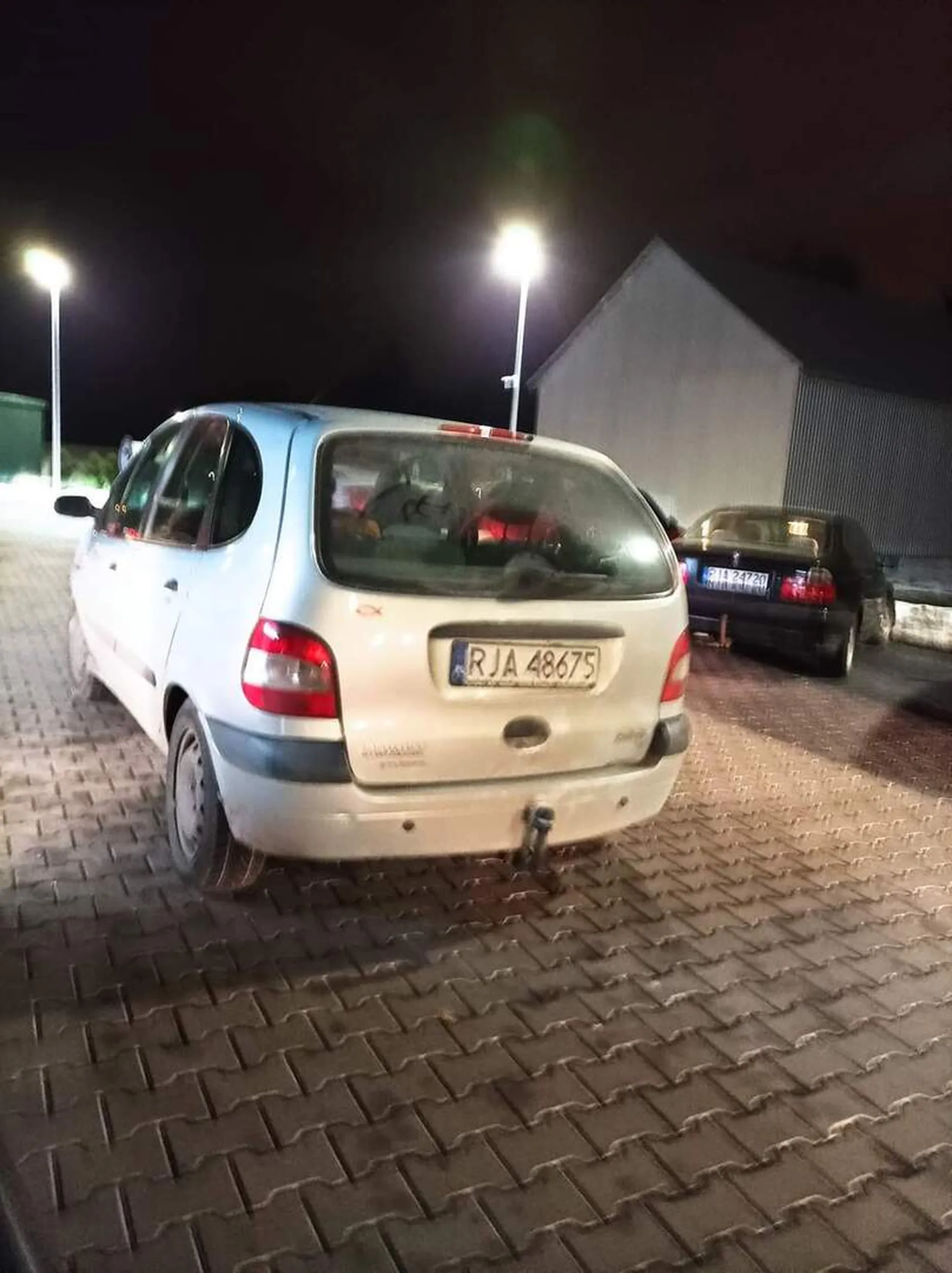 Gościu ewidentnie taki był głodny, że nie zważając na nic, zostawił auto na środku drogi koło maka i poszedł coś zjeść ?. A tak poważnie, ludzie, miejcie trochę wyobraźni i zważajcie na to że nie jesteście sami na tym świecie i na parkingu.