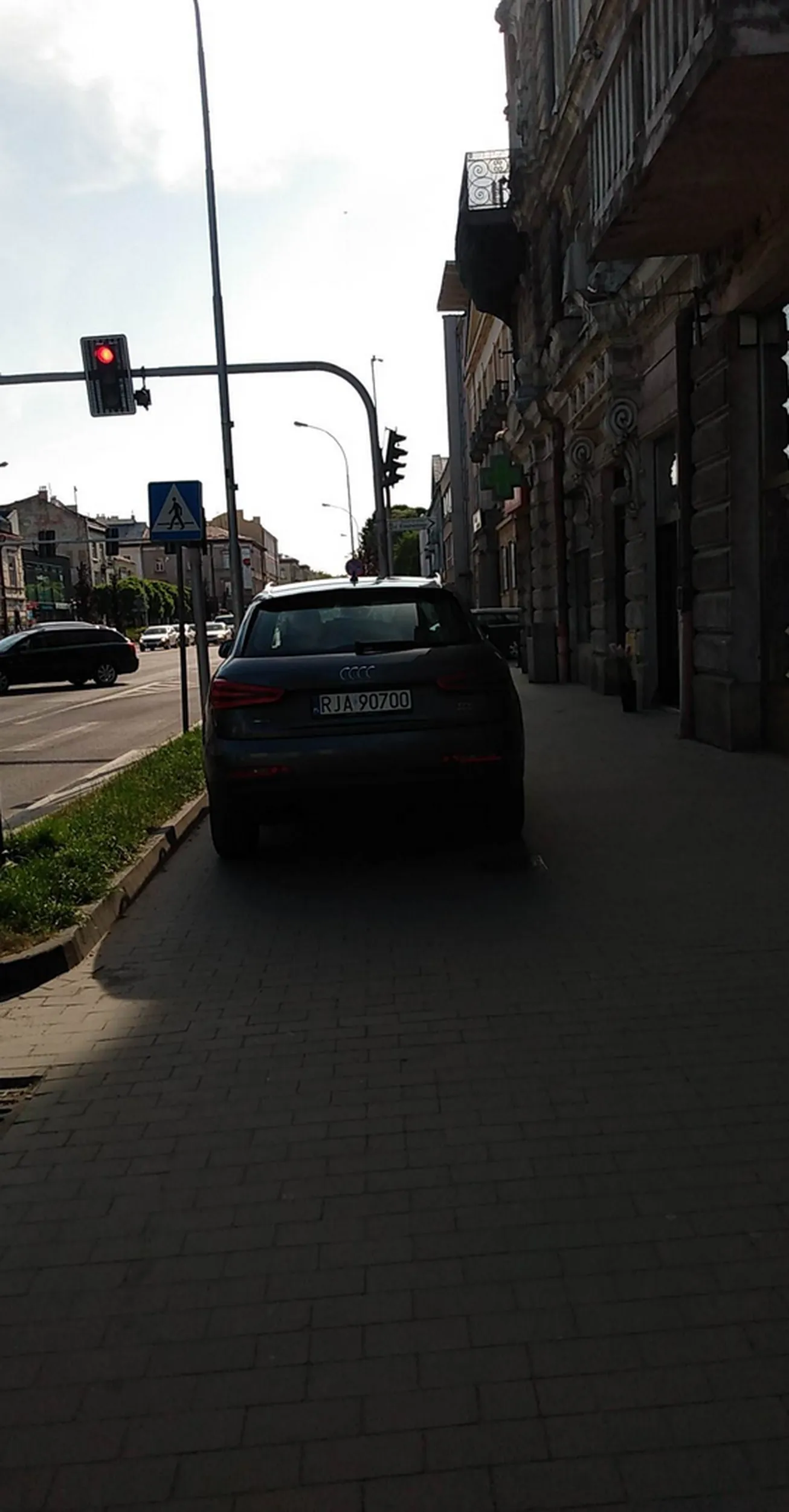 Blondynka w Audi Q3 za pieniądze męża parkuje na środku chodnika.