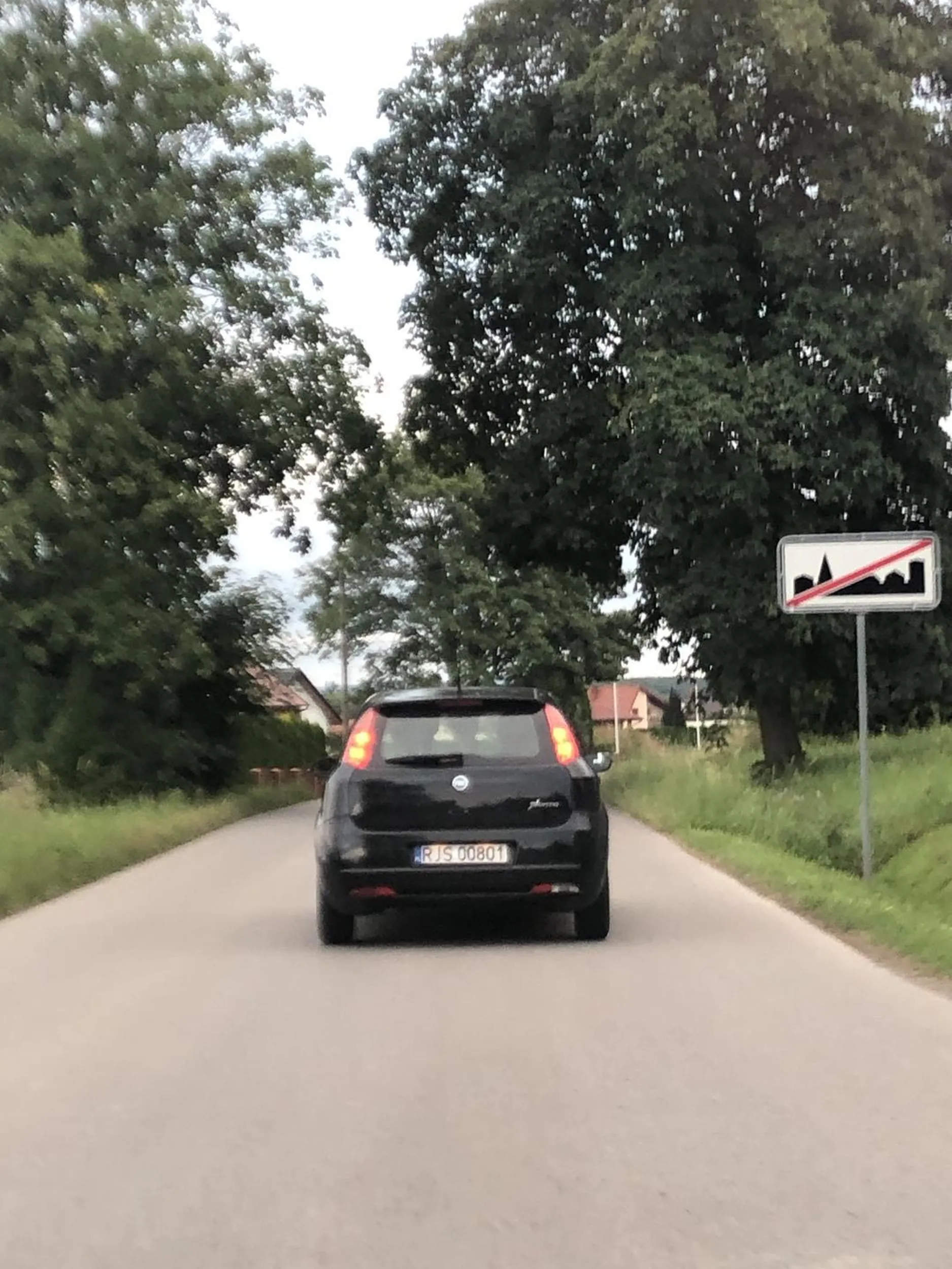 Nie polecam tej babki za kierownicą Czarnego punto jeździ środkiem na drodze dwukierunkowej