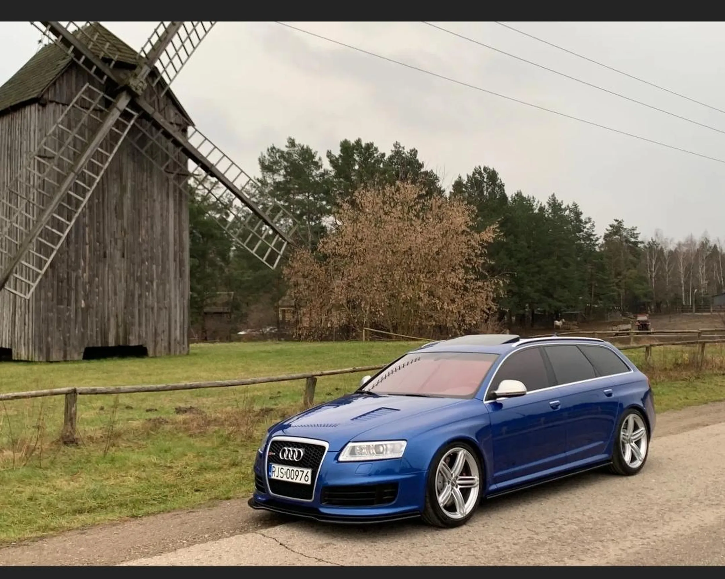 Audi rs6 stwarza niebezpieczeństwo na drodze. Wyprzedzanie na zakręcie, ciągłej, pod górkę. Prędkości GRUBO przekraczajace dozwolony limit. Fajnie, że samochód wyeliminowany z drogi. Teraz pora na kierowcę