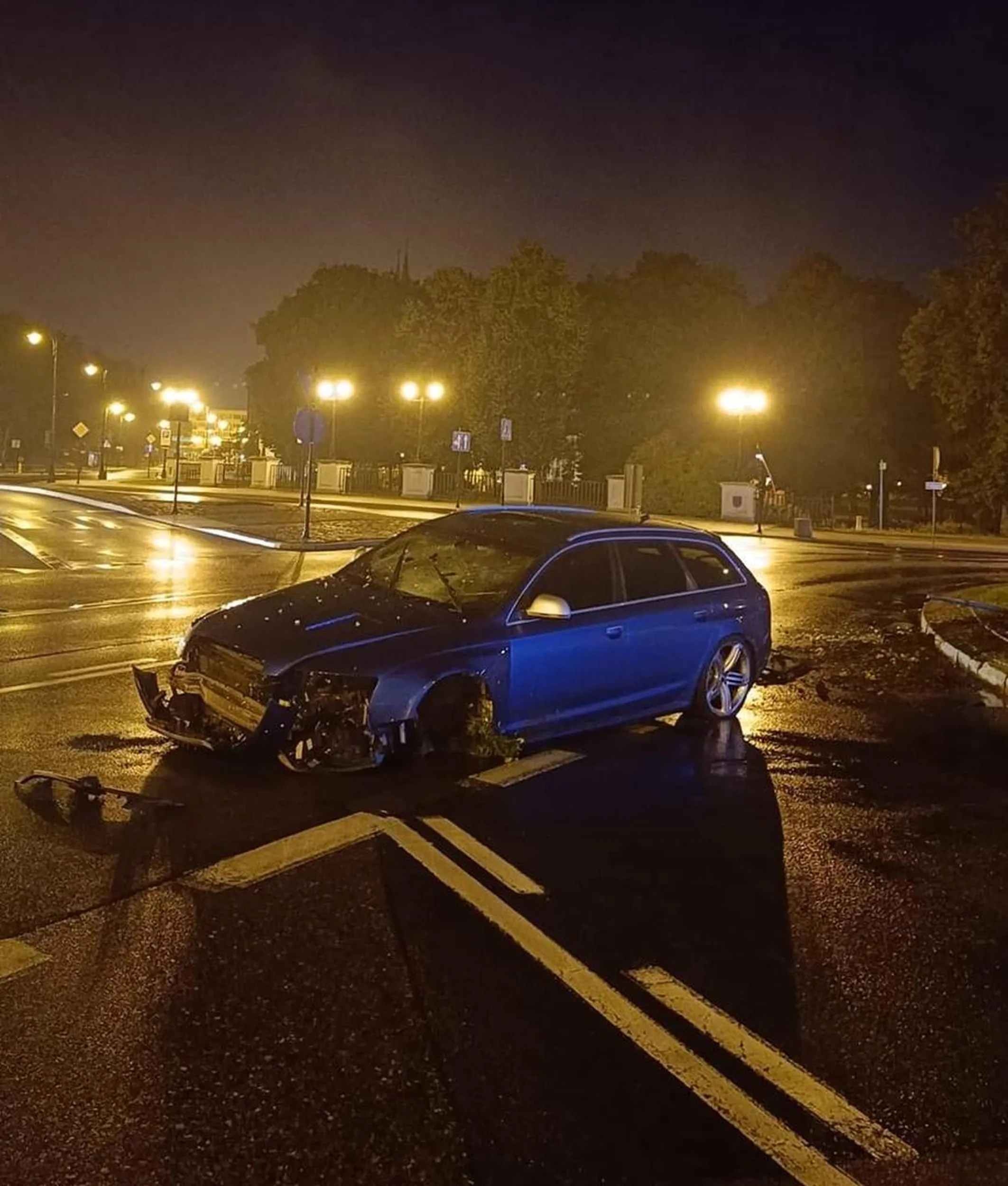 Audi rs6 stwarza niebezpieczeństwo na drodze. Wyprzedzanie na zakręcie, ciągłej, pod górkę. Prędkości GRUBO przekraczajace dozwolony limit. Fajnie, że samochód wyeliminowany z drogi. Teraz pora na kierowcę