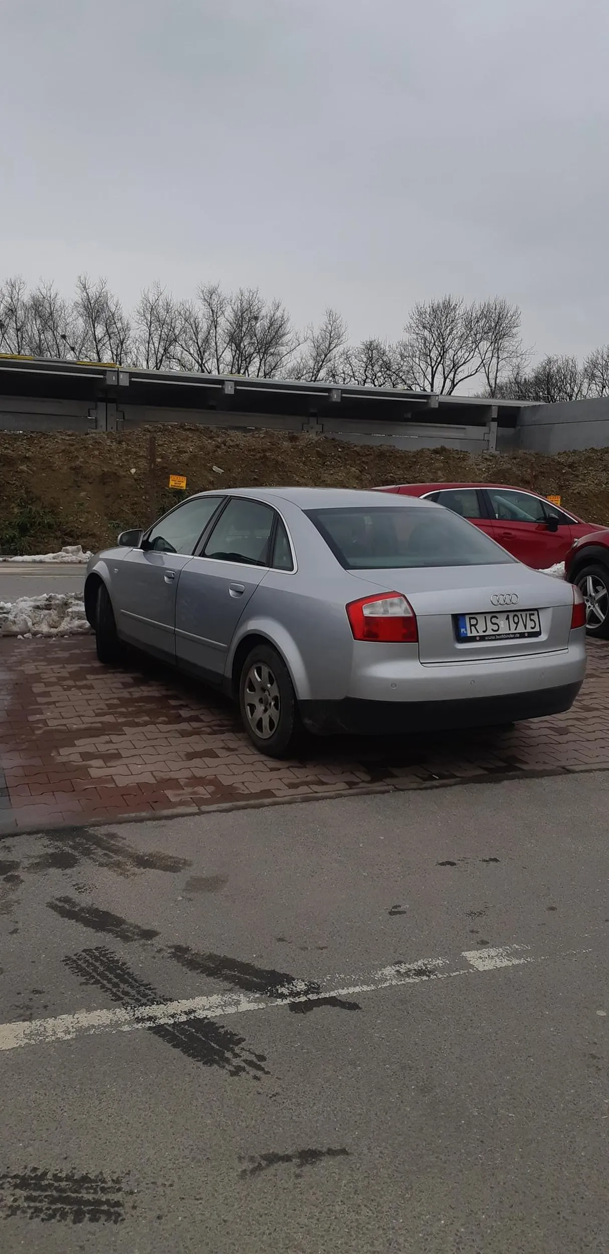 Po co komu linie jak można parkować na dwóch miejscach skoro były wolne. Jasło Kaufland