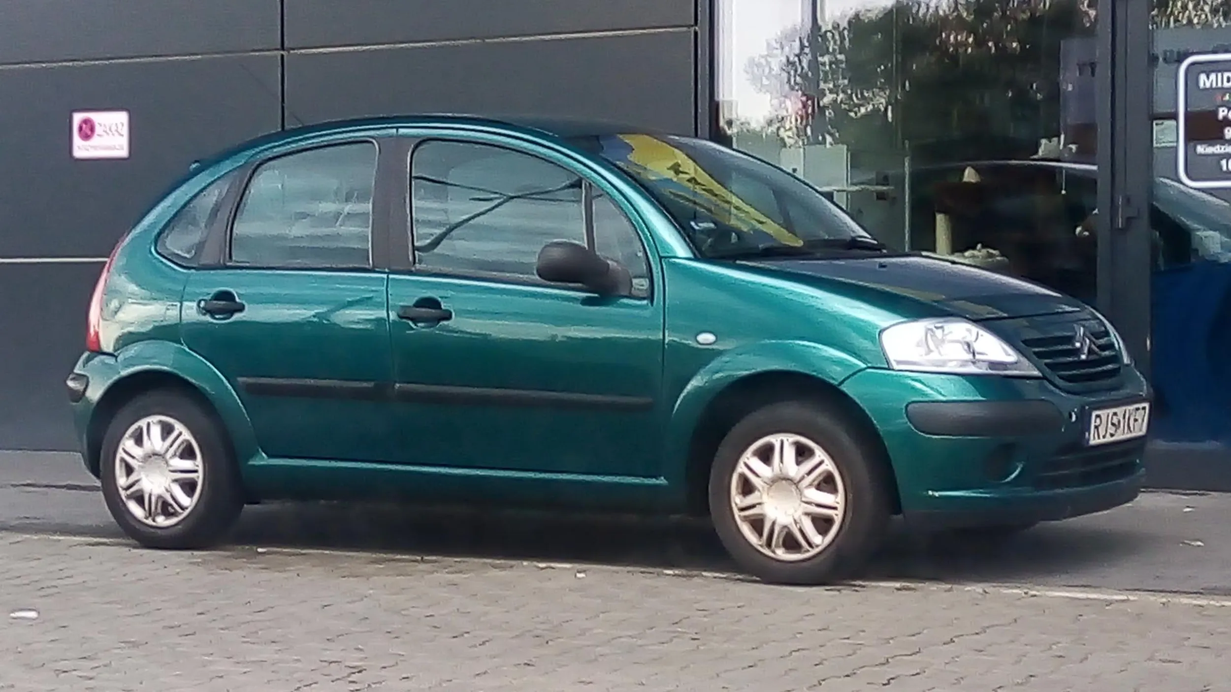 Kiedy rano 90% miejsc parkingowych jest wolnych, najlepiej parkuje się na chodniku pod samym znakiem zakazu :)