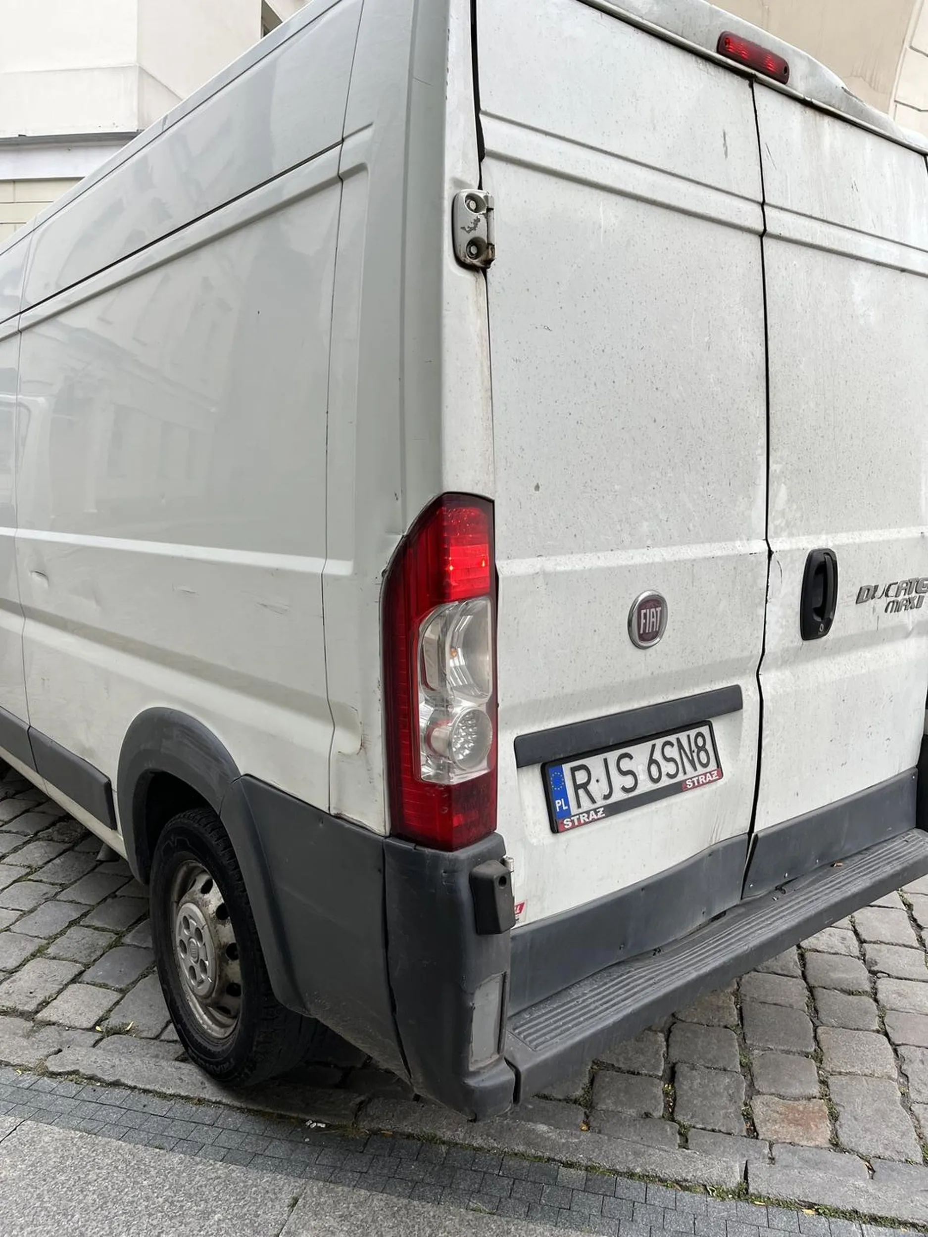 Pan kierowca wjechał na połowę chodnika w Opolu skręcając tuż obok muzeum śląska opolskiego. O mały włos nie potrącił by mnie, męża i 10 letniego syna. Data:  08 sierpnia 2023.  Wyskoczył wyzywając nas, i mówiąc „ale przecież Was nie potrąciłem”. Kierowca byl bardzo agresywny.