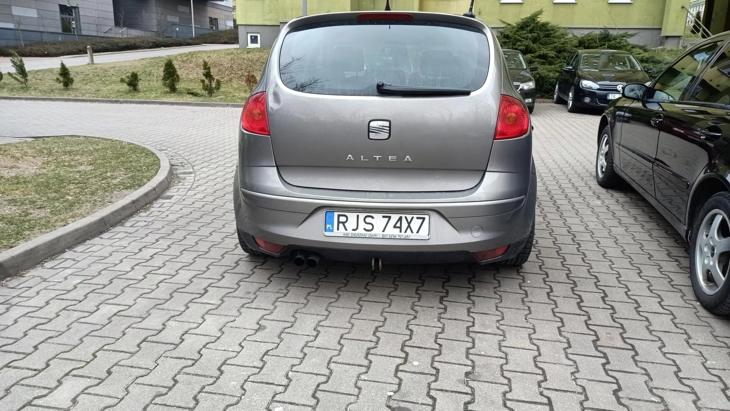 Ktoś chyba parkowania nie miał na jazdach. Zatłoczone osiedle nie ma gdzie stanąć a krol stanął na środku