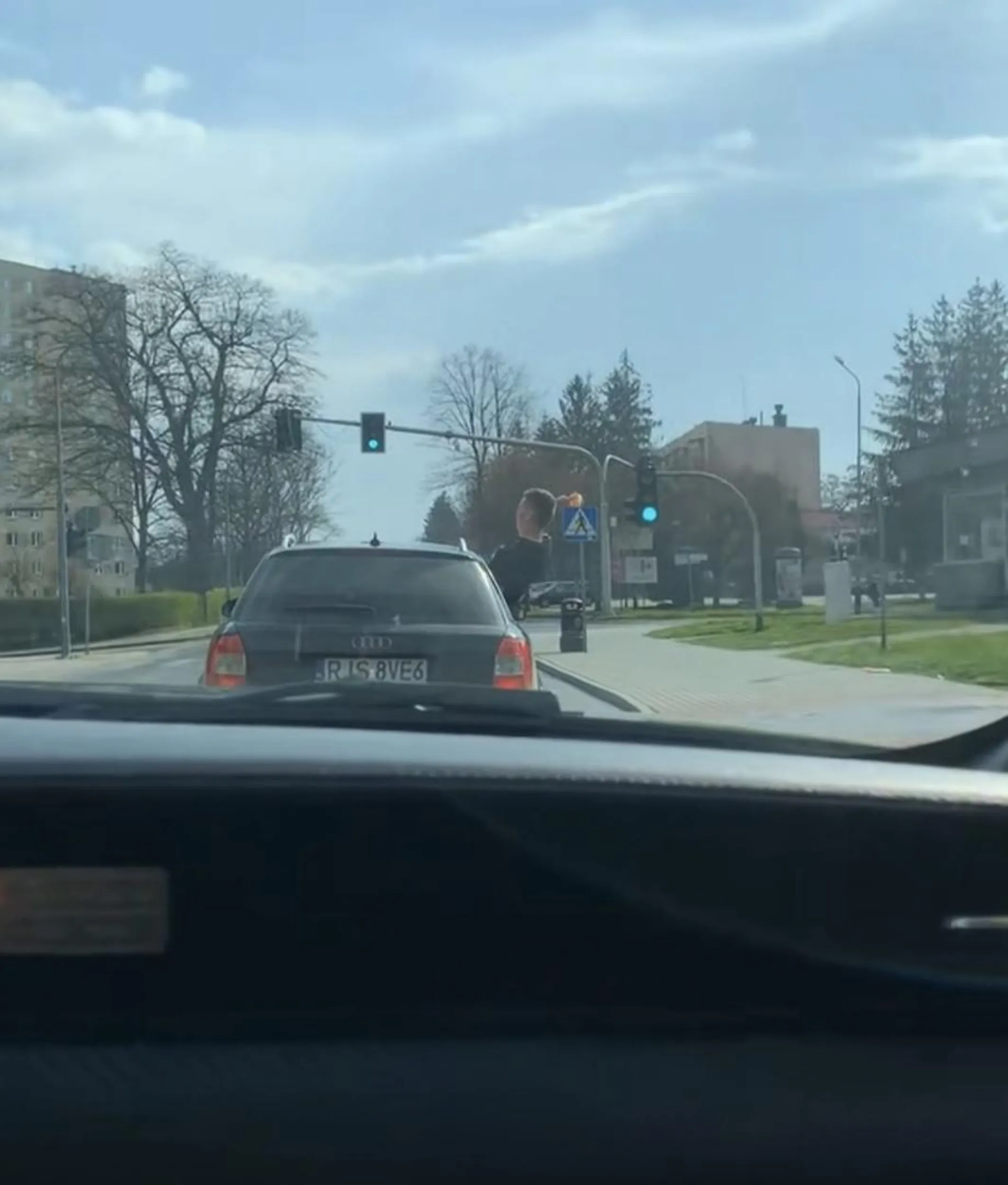 Atakuje ludzi z samochodu