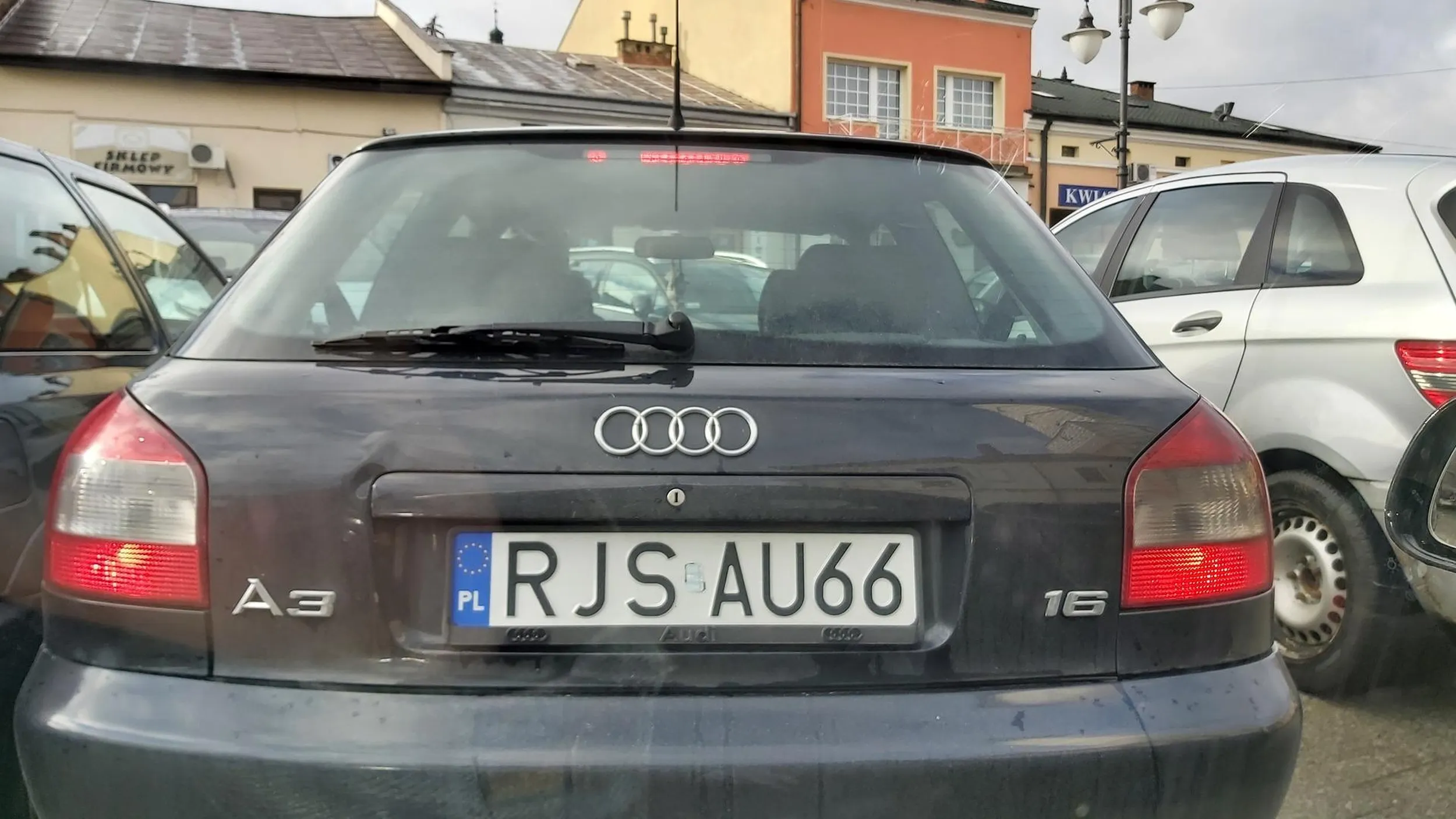 Kobieta zaczęła trąbić na samochód który po prostu zespół się na środku drogi. Samochód na awaryjnych w biały dzień. Trobienie w centrum miasta i wymachiwanie rękami nie pomogło kierowcy zepsutego samochodu który potrzebował pomocy.