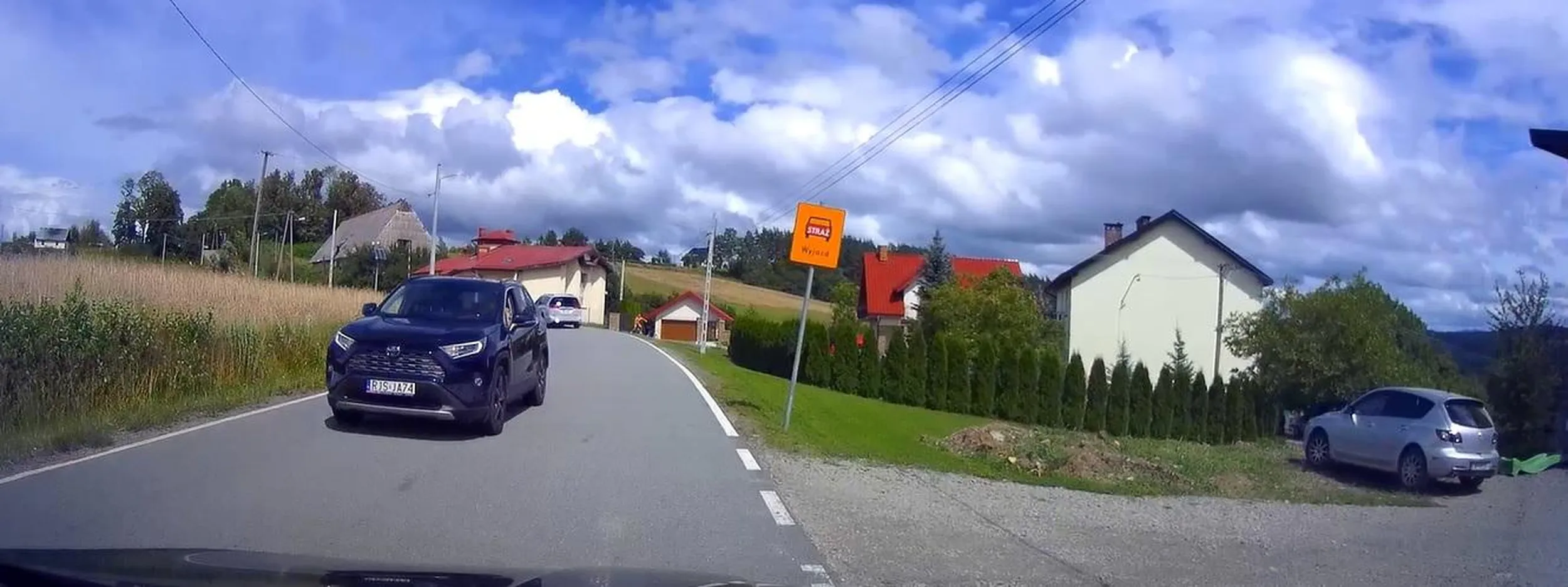 Kierowca notorycznie ścina zakręty. Jeździ jak naćpany! Tylko cudem udało się w dniu 06 sierpnia 2023 roku uniknąć wypadku