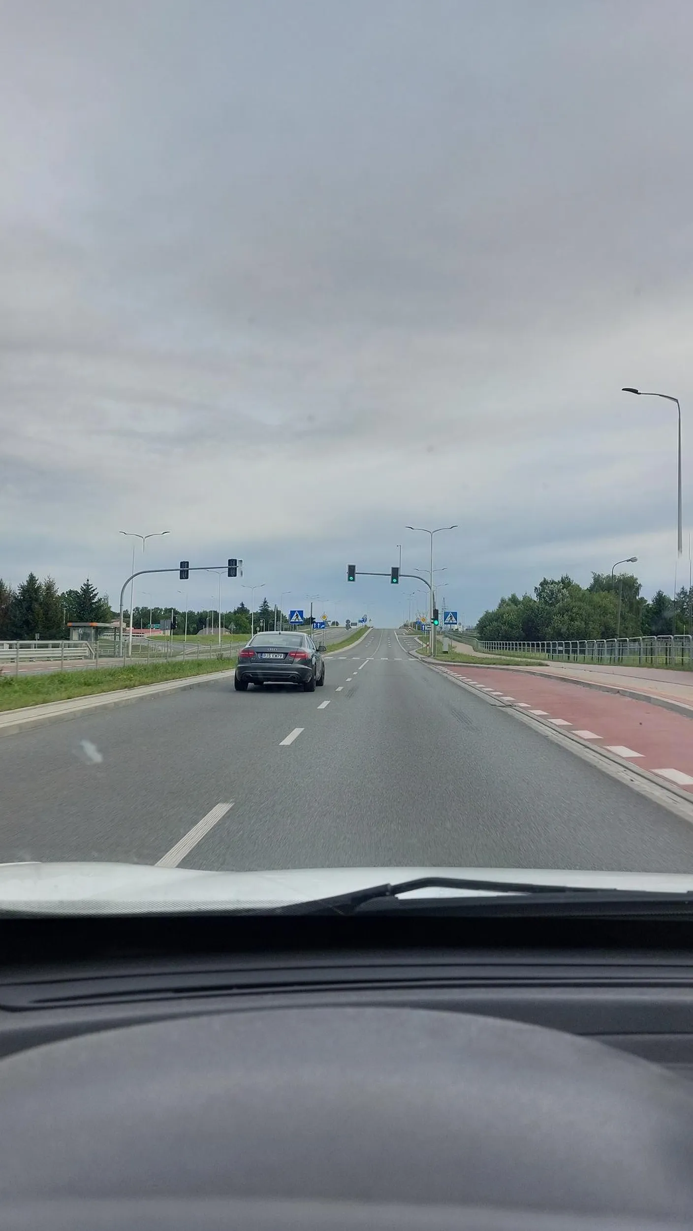 Paniusia jest zdania że jak na końcu obwodnicy Krosna jedzie prosto, to upoważnia ją do jazdy lewym pasem z prędkością 60 km/h przez całą jej długość, mimo że spokojnie można zjechać na prawy i przepuścić innych. Już się przyjęło, że w Krośnie RJS jedzie lewym, a RBR pod prąd.