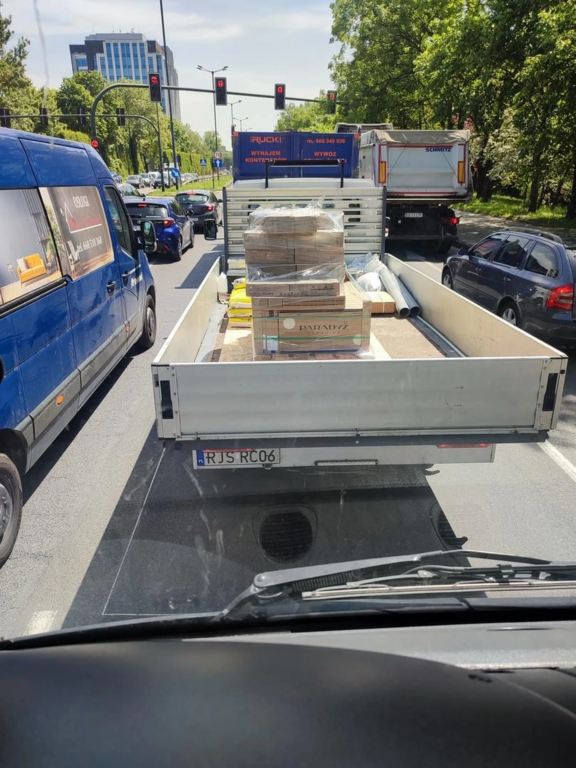 Gość jedzie 40km/h środkowym pasem bo ma niezabezpieczony towar na samochodzie. Wystarczyło spiąć to pasem transportowym lub ściągnąć połowę z góry i rozłożyć. Po pierwsze stwarza realne zagrożenie a po drugie utrudnia ruch.